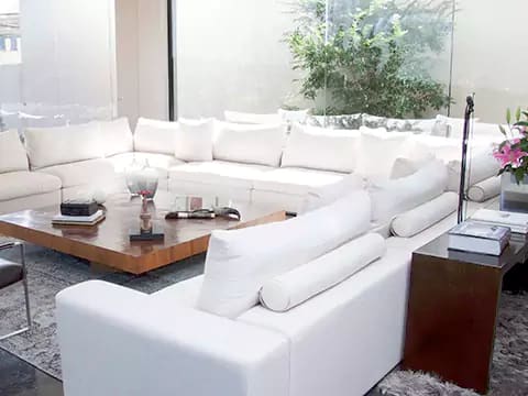 Vista de día del living decorado de la casa CGE