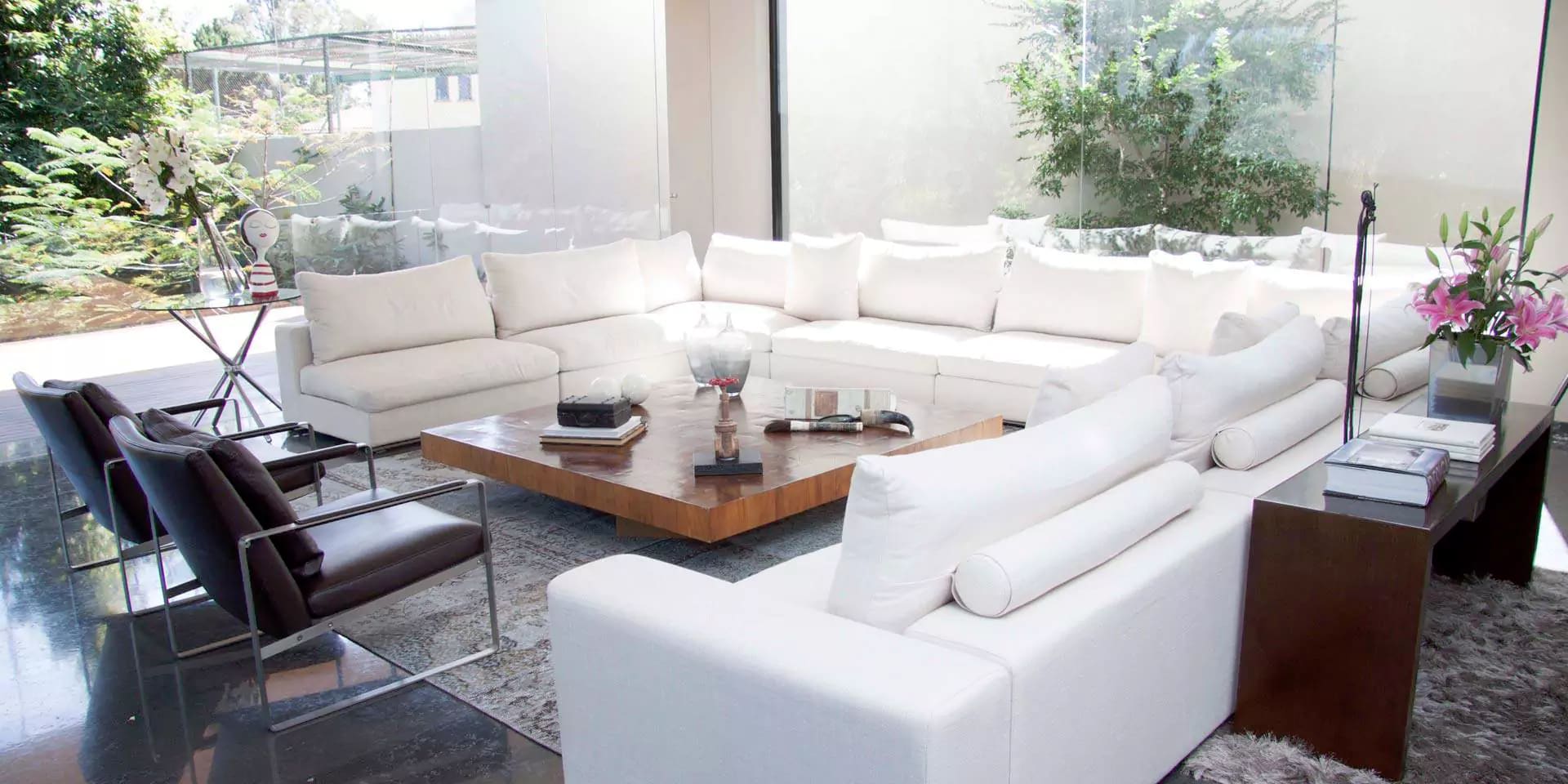 Vista de día del living decorado de la casa CGE