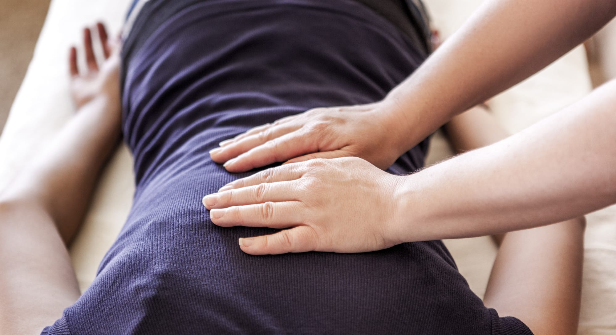 Handauflegen auf Rücken