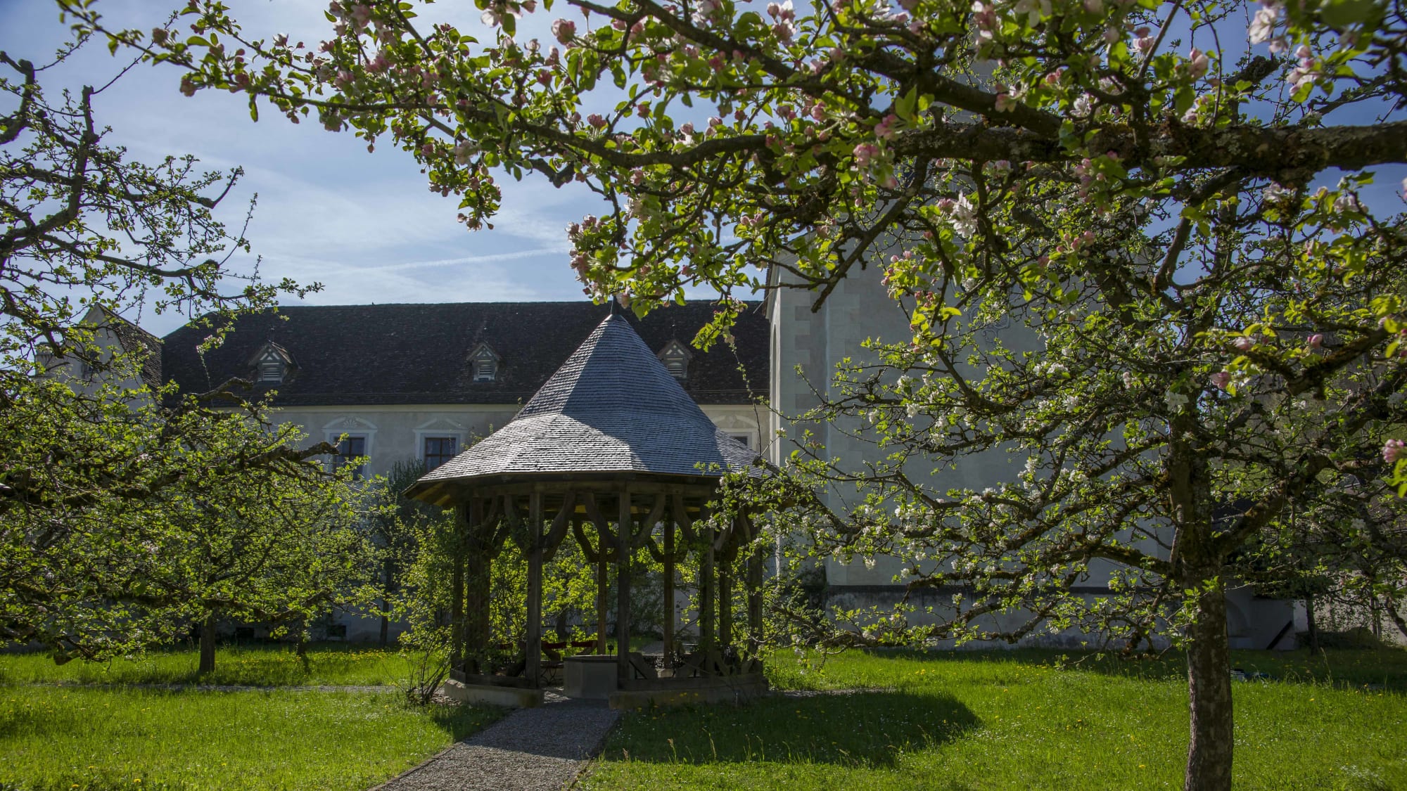 Pavillon grosser Kreuzgarten im Frühling