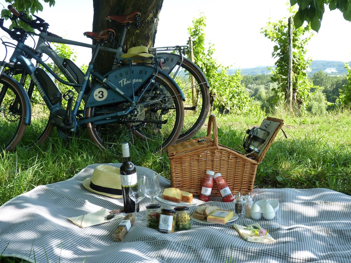 Picknick und Velos in der Natur