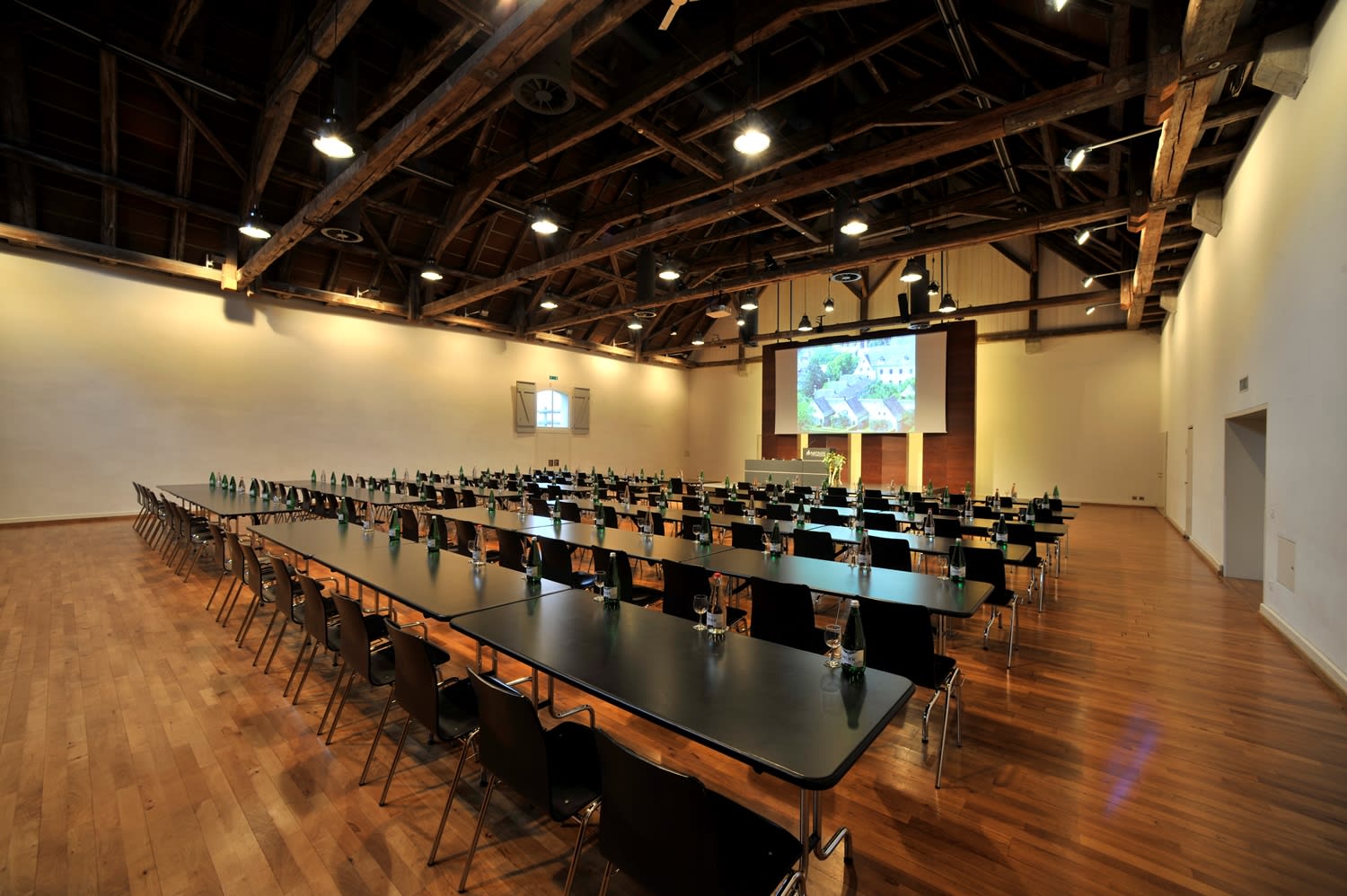 Remise mit Schulzimmerbestuhlung