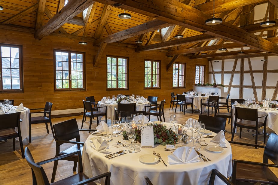 runde Tische gedeckt und geschmückt in der Kornschütte