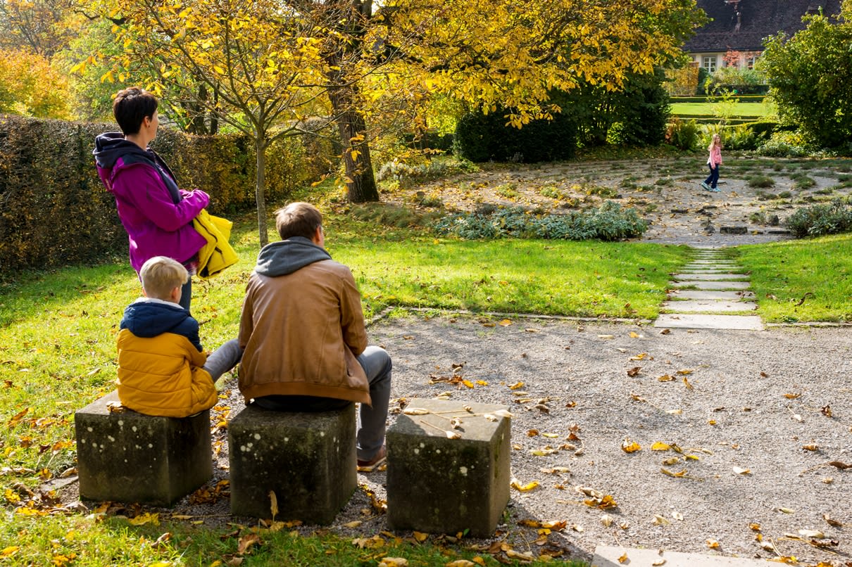 Familie beim Thymian-Labyrinth im Herbst