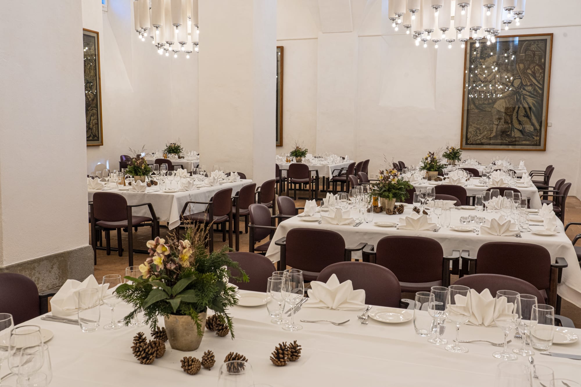 winterlich dekoriere gedeckte Tische im Kellerhaus