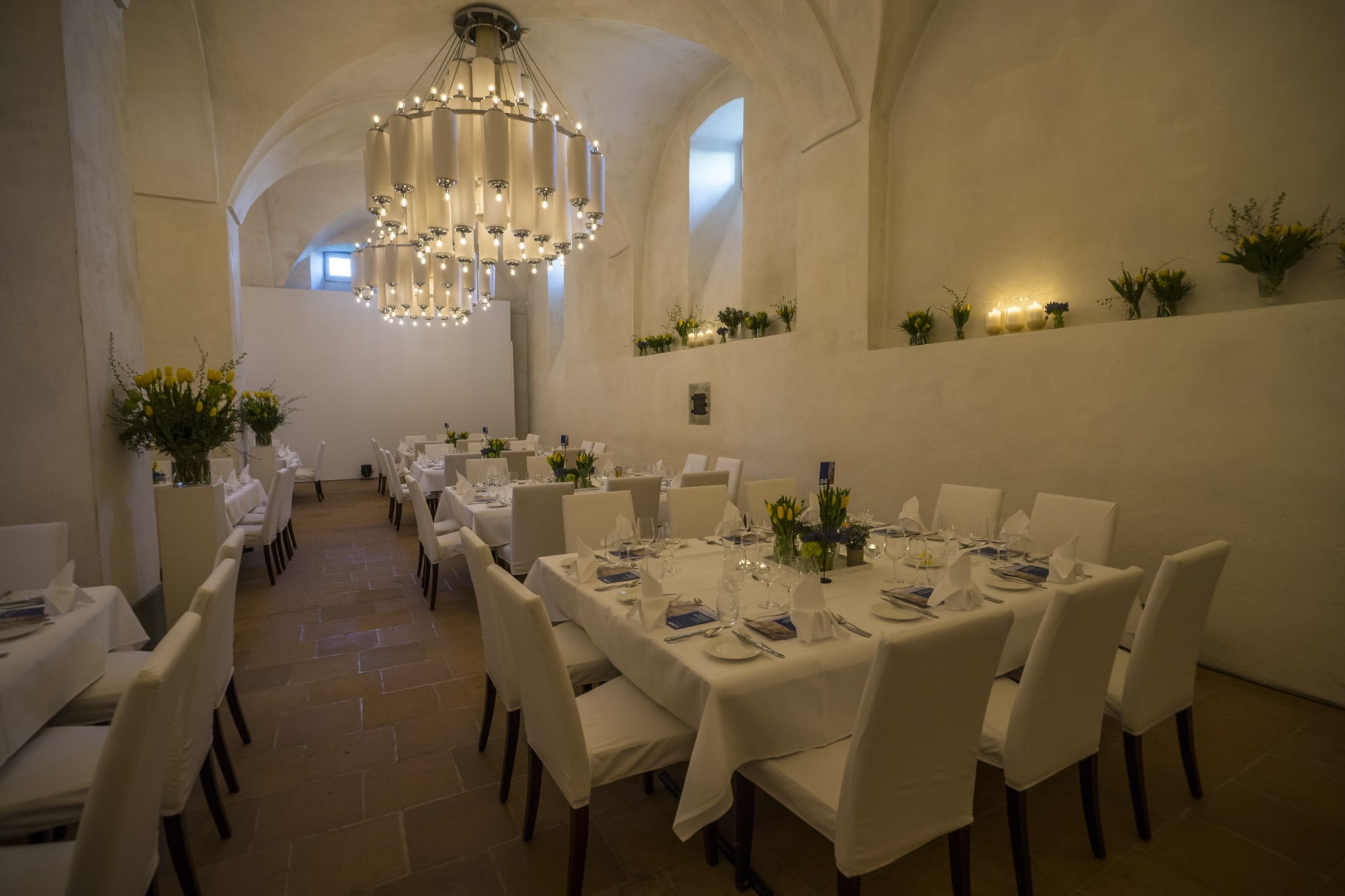 Kellerhaus mit Stuhlhussen und Frühlingsdeko