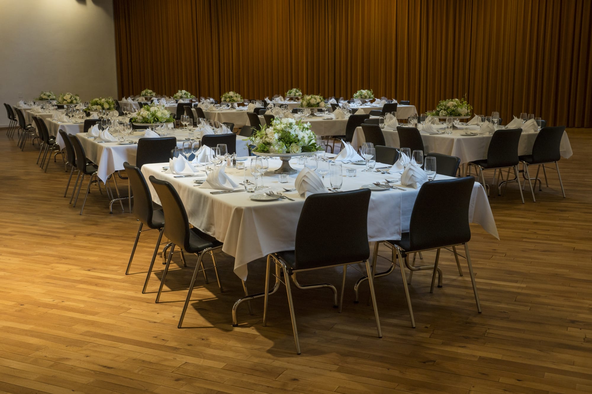 schön gedeckte Blocktische in der Remise