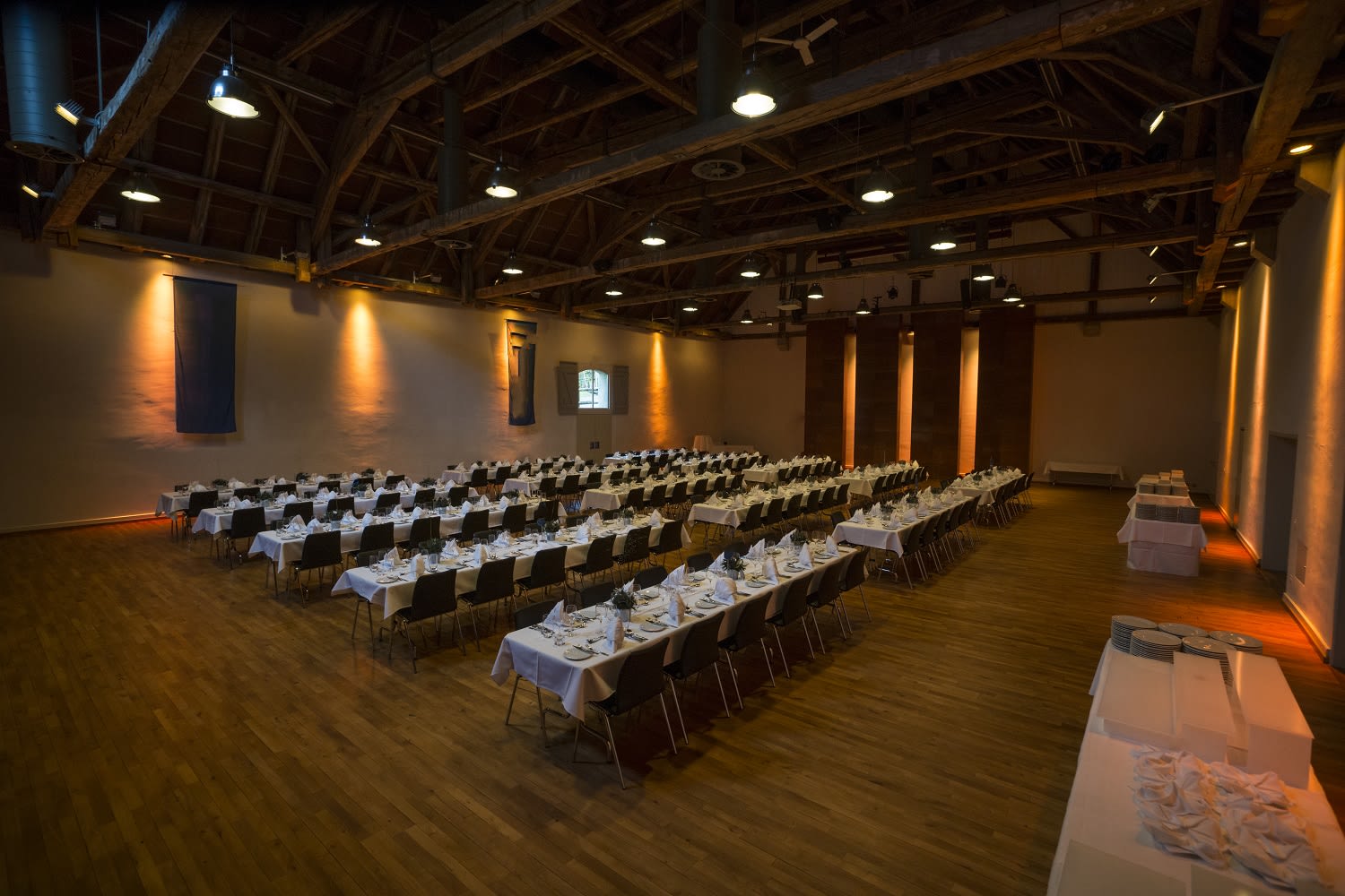 Remise mit Tischreihen für ein Bankett