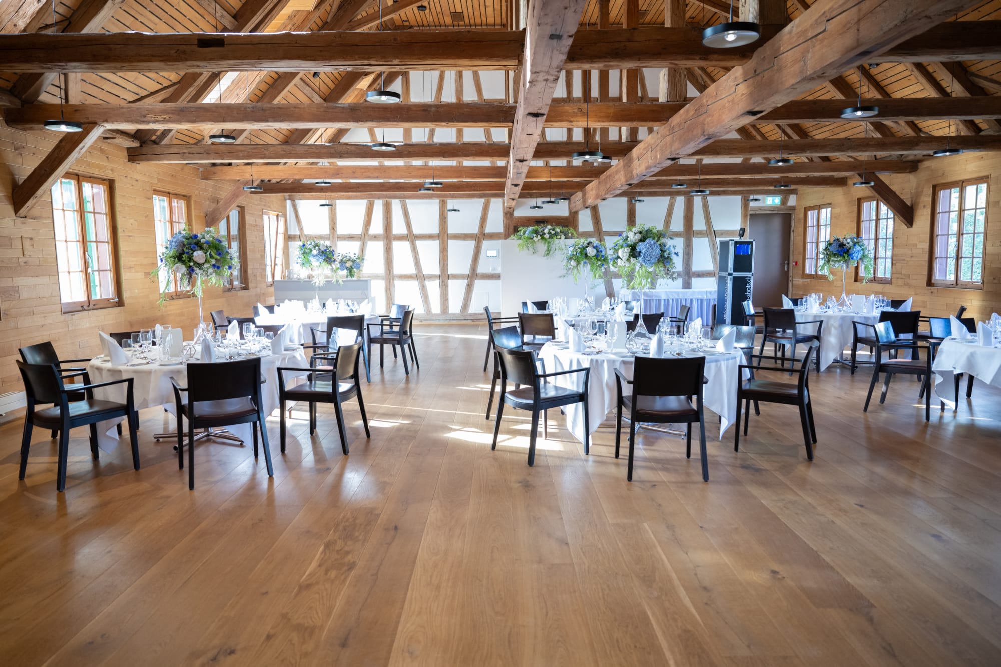 Kornschütte im besten Licht für eine Hochzeitsgesellschaft