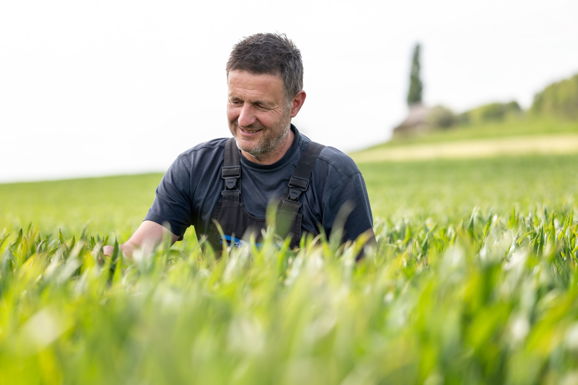 Bauer steht im Kornfeld