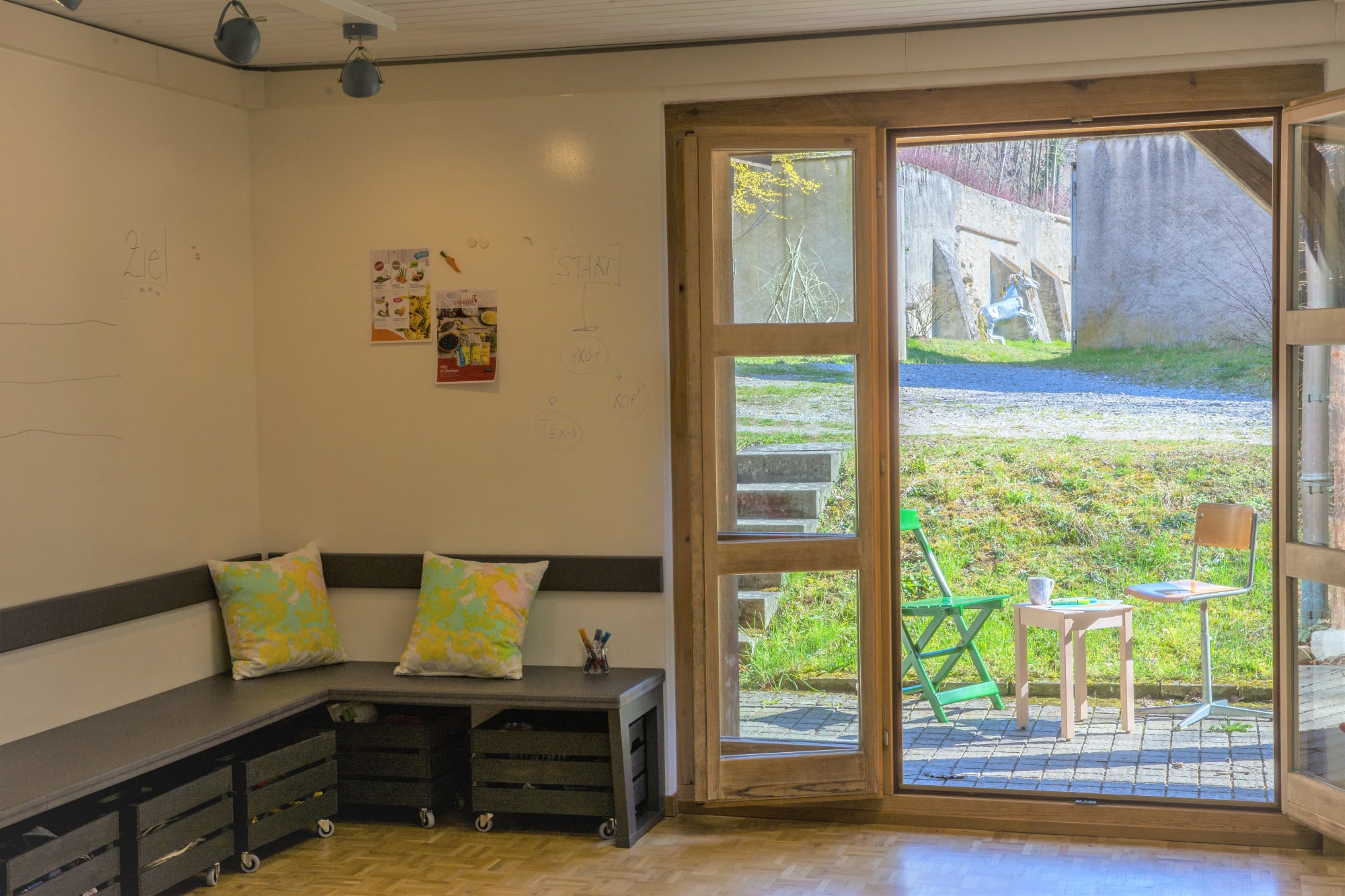 Ideen-Werkstatt mit offenen Türen ins Grüne