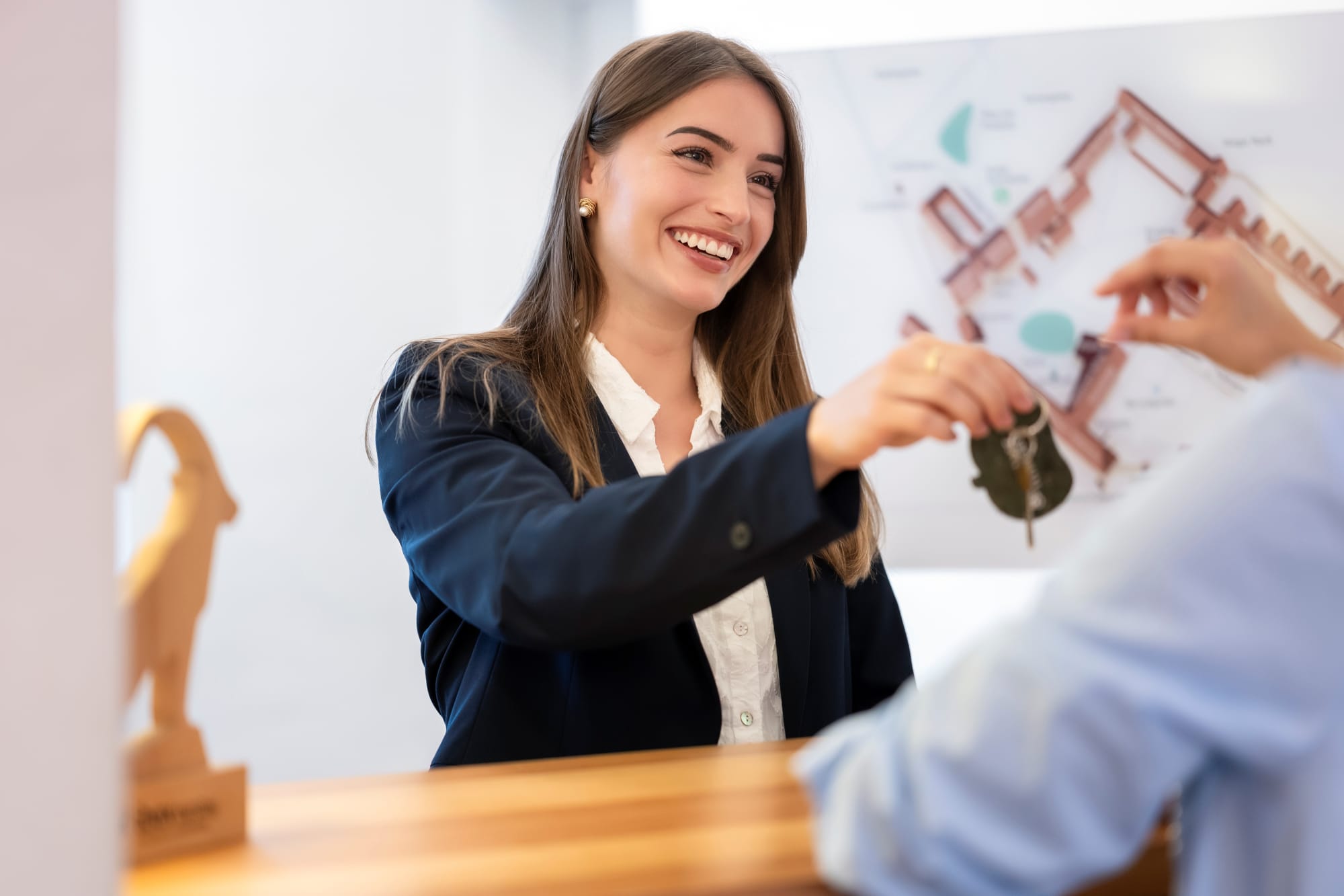 Réceptionistin übergibt Schlüssel