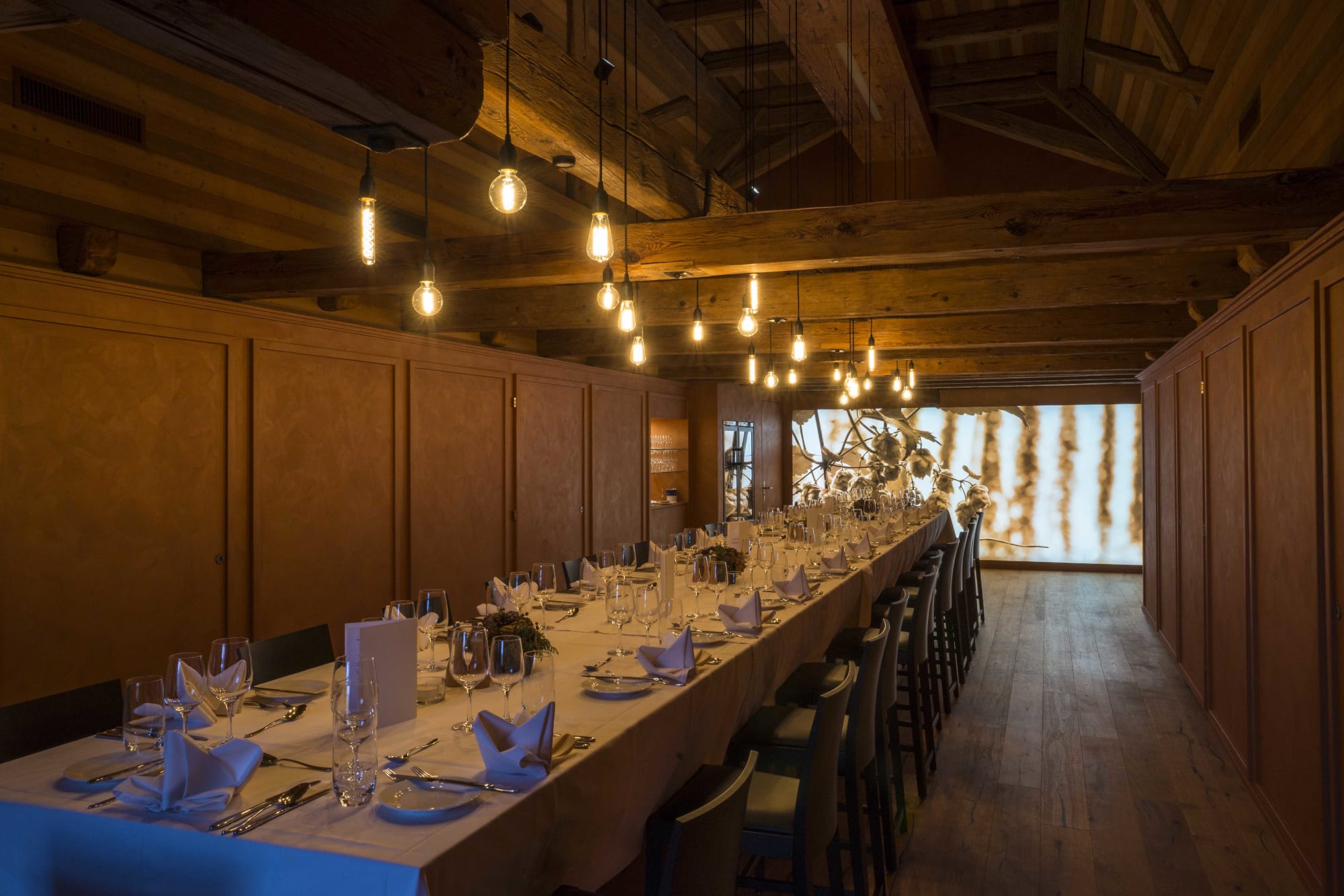 Amber Boden mit langer Eichentafel