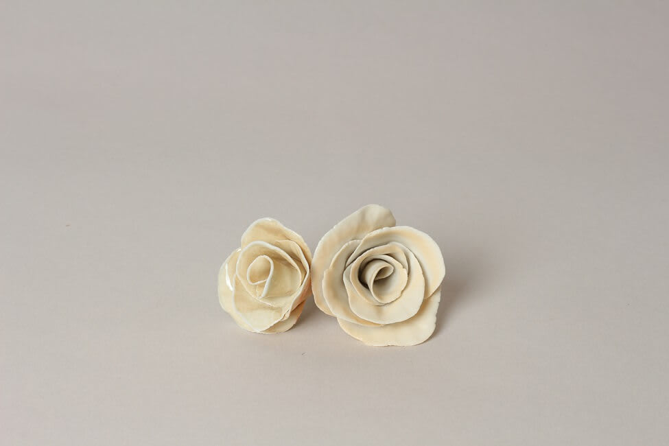 modellierte Keramikrosen