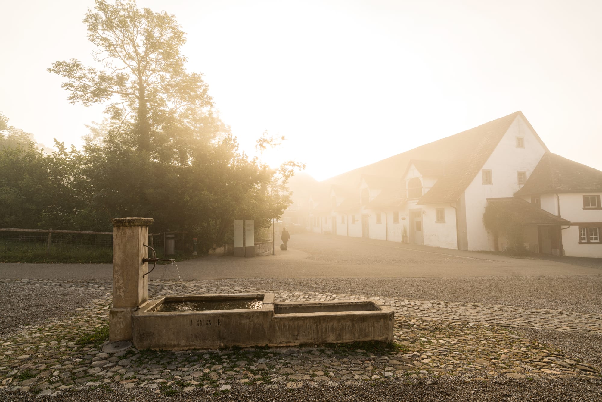Brunnen auf dem Hof mit Nebel