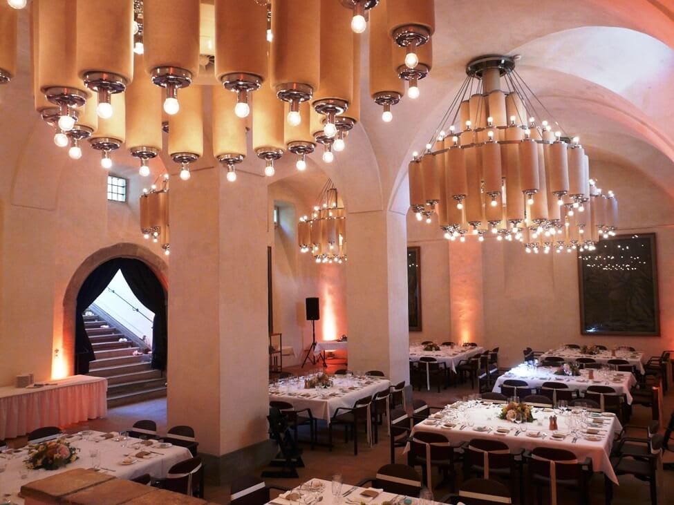 Kellerhaus mit offener Kellertreppe bereit für die Gesellschaft