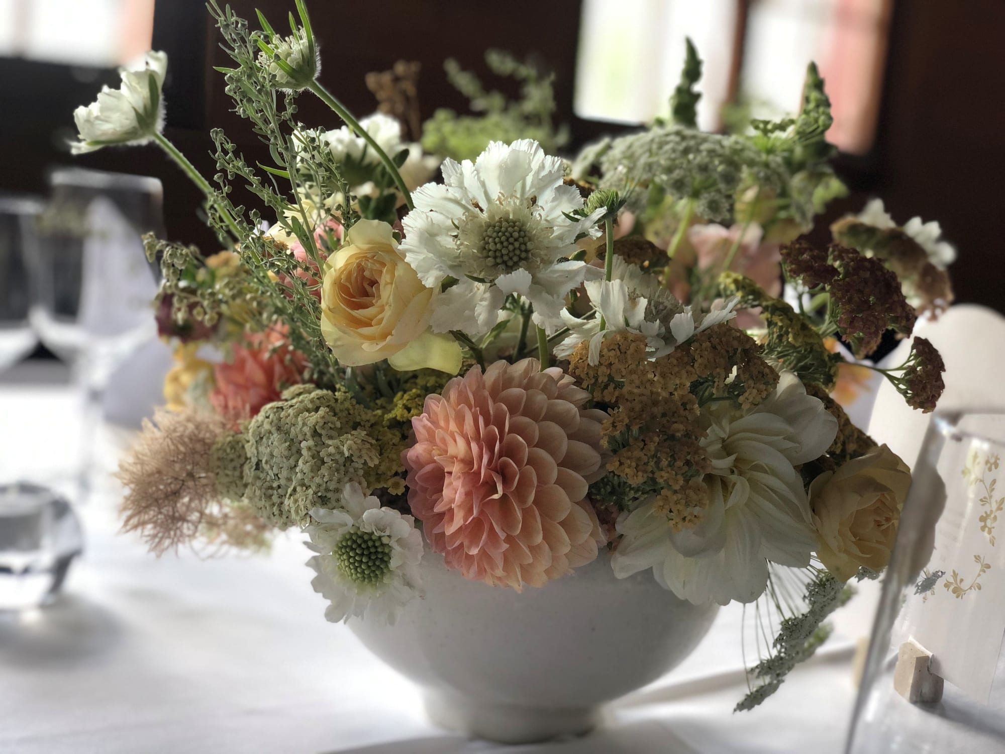 Blumenarrangement aus unserer eigenen Blumenbinderei