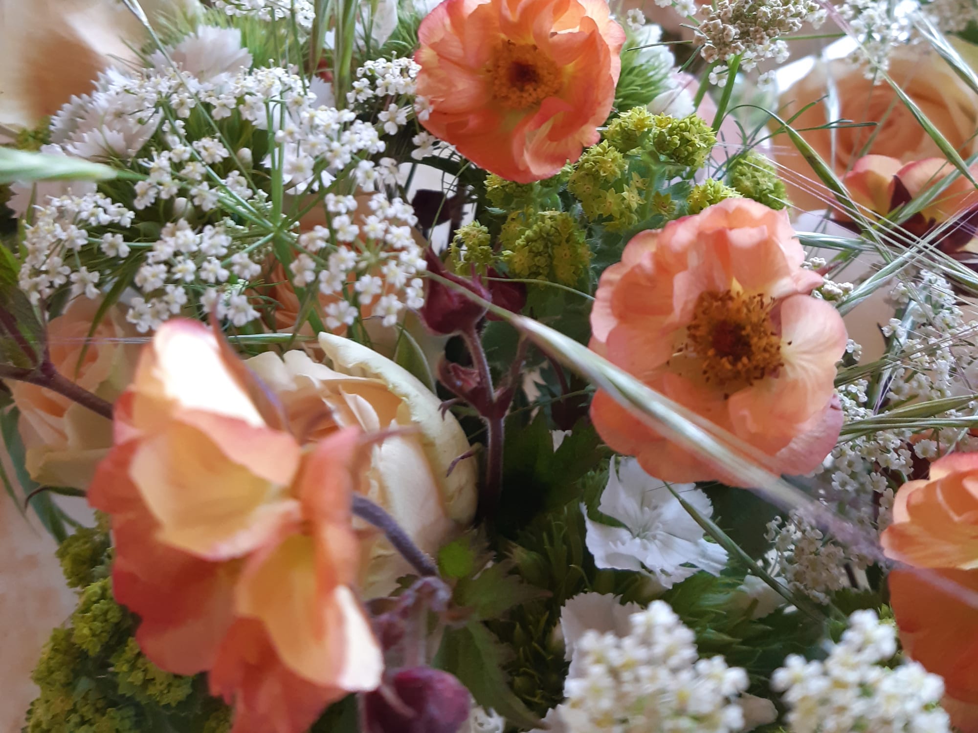 Blumenarrangement lachsfarben aus unserer eigenen Blumenbinderei