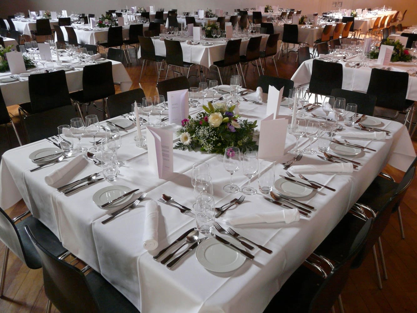 Remise für ein Bankett eingedeckt