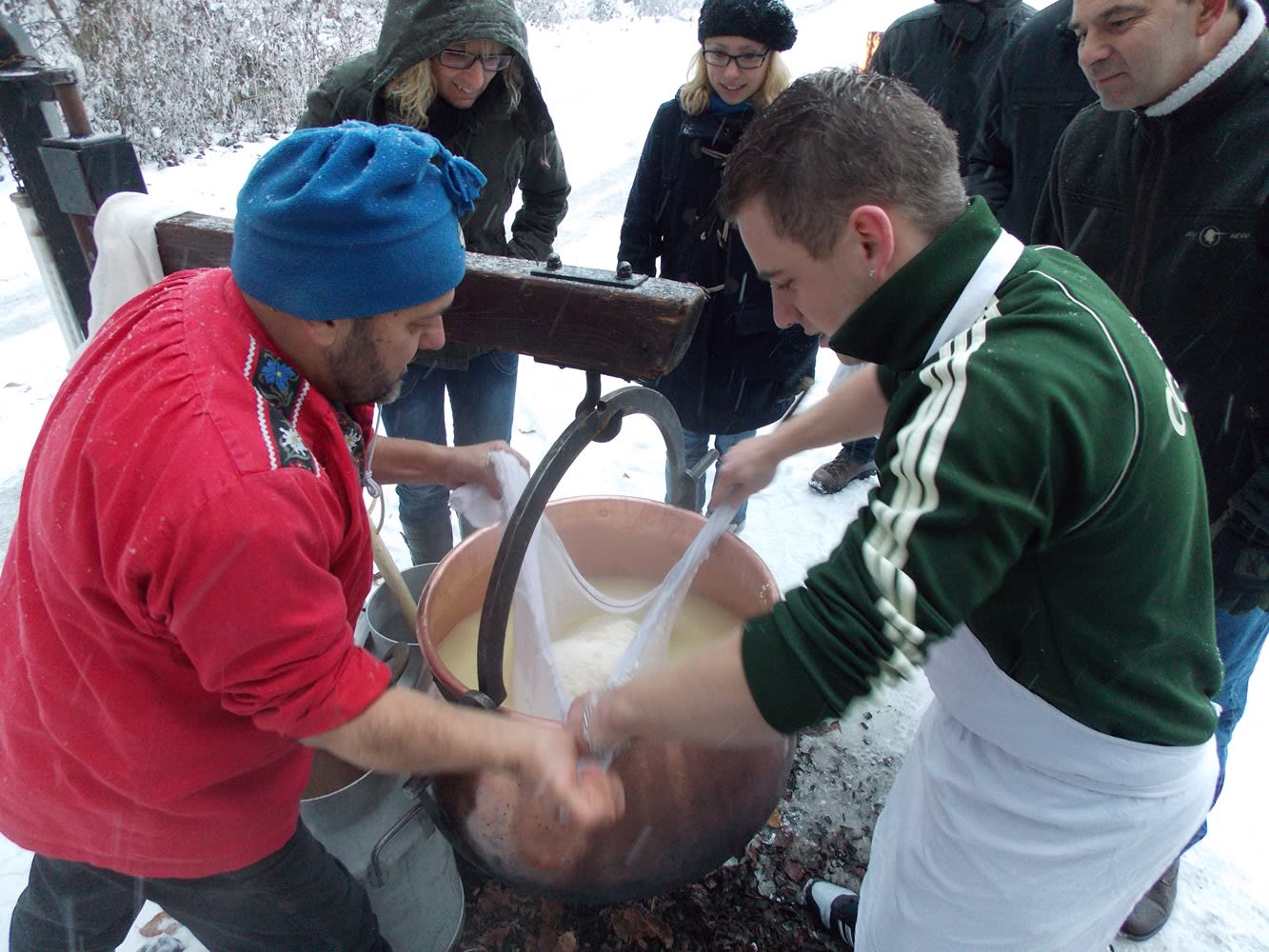 Käsermeister und Seminargäste beim selber Käsen