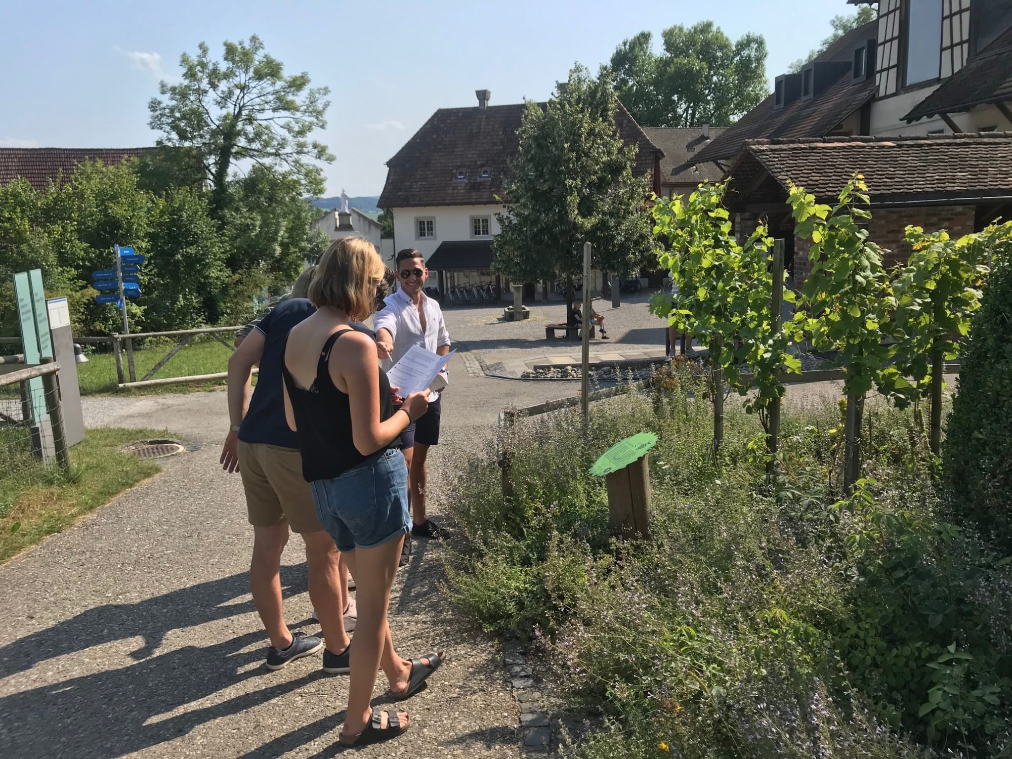 Grüner Pfad - junge Leute bei einer Tafel