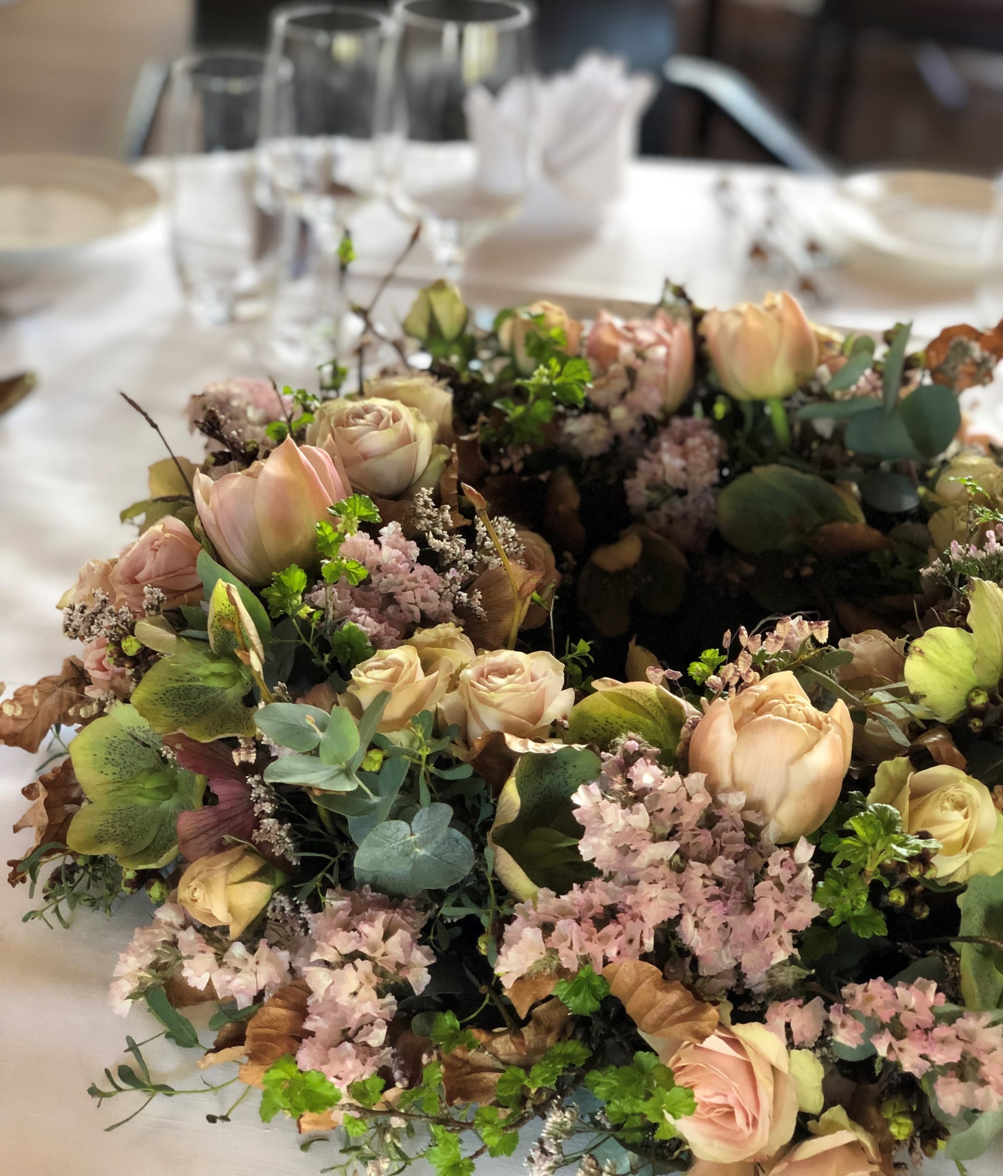 Frühlingshafter Blütenkranz aus unserer eigenen Floristik