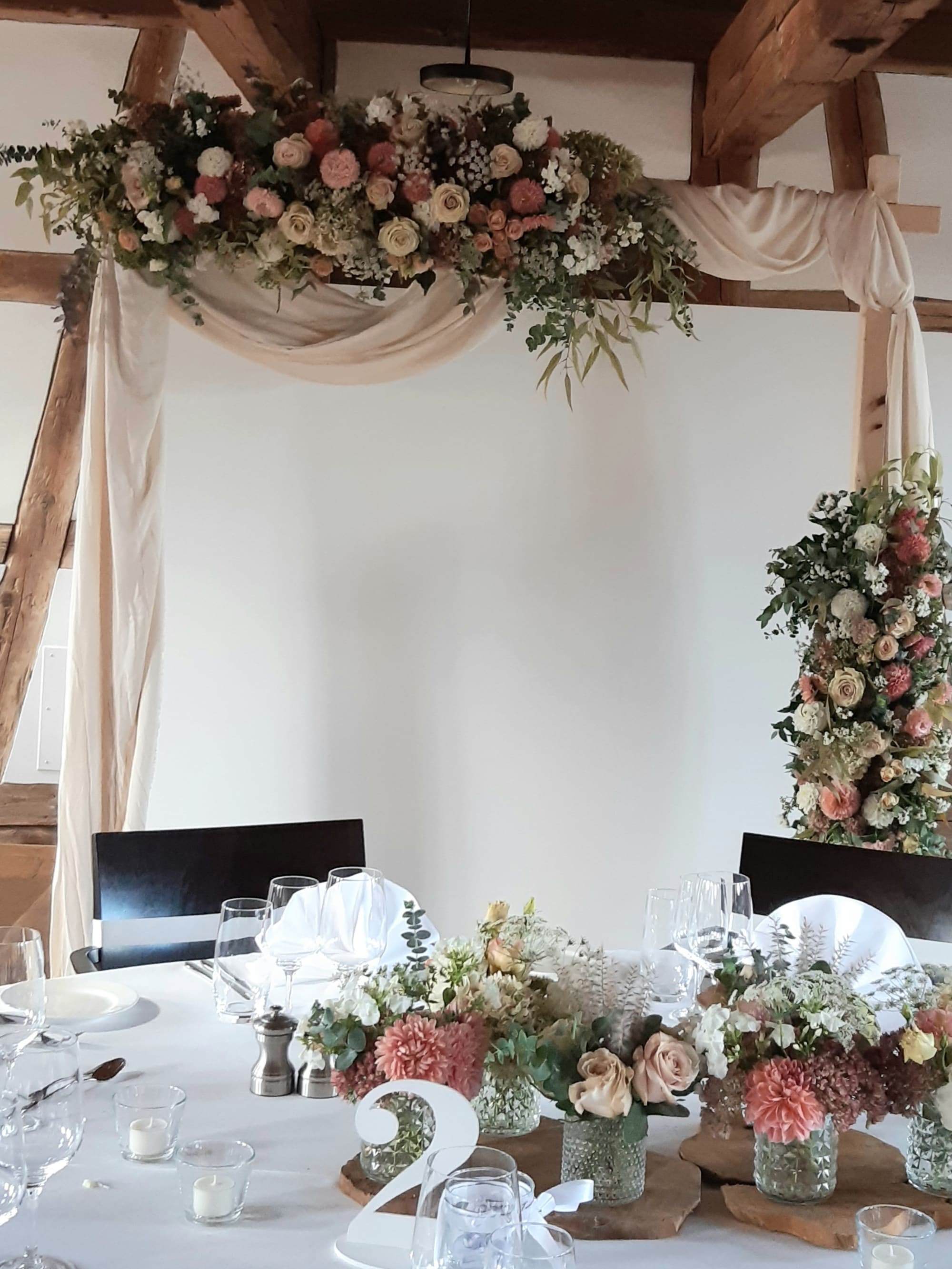 Floraler Fotohintergrund eines Hochzeitsbanketts