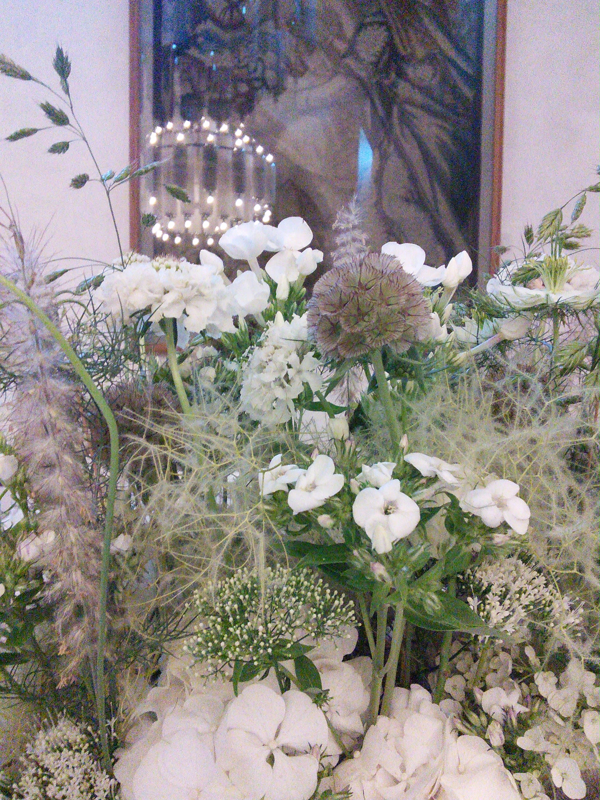 Blumenarrangement weiss im Kellerhaus