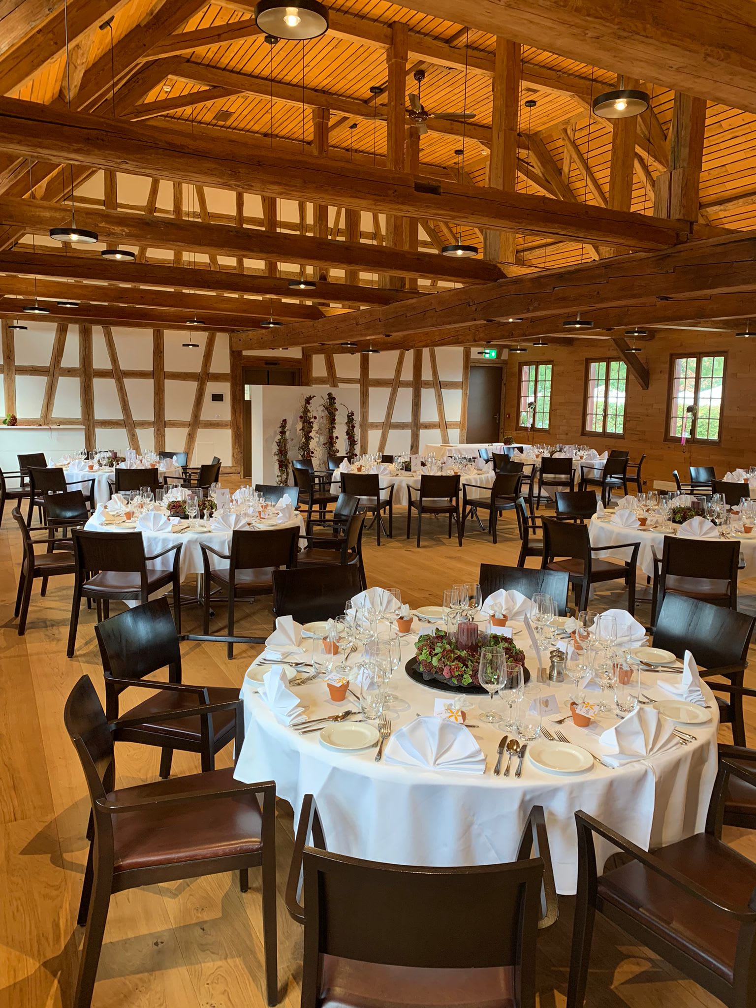 runde Tische in einem Bankettsaal mit Holz