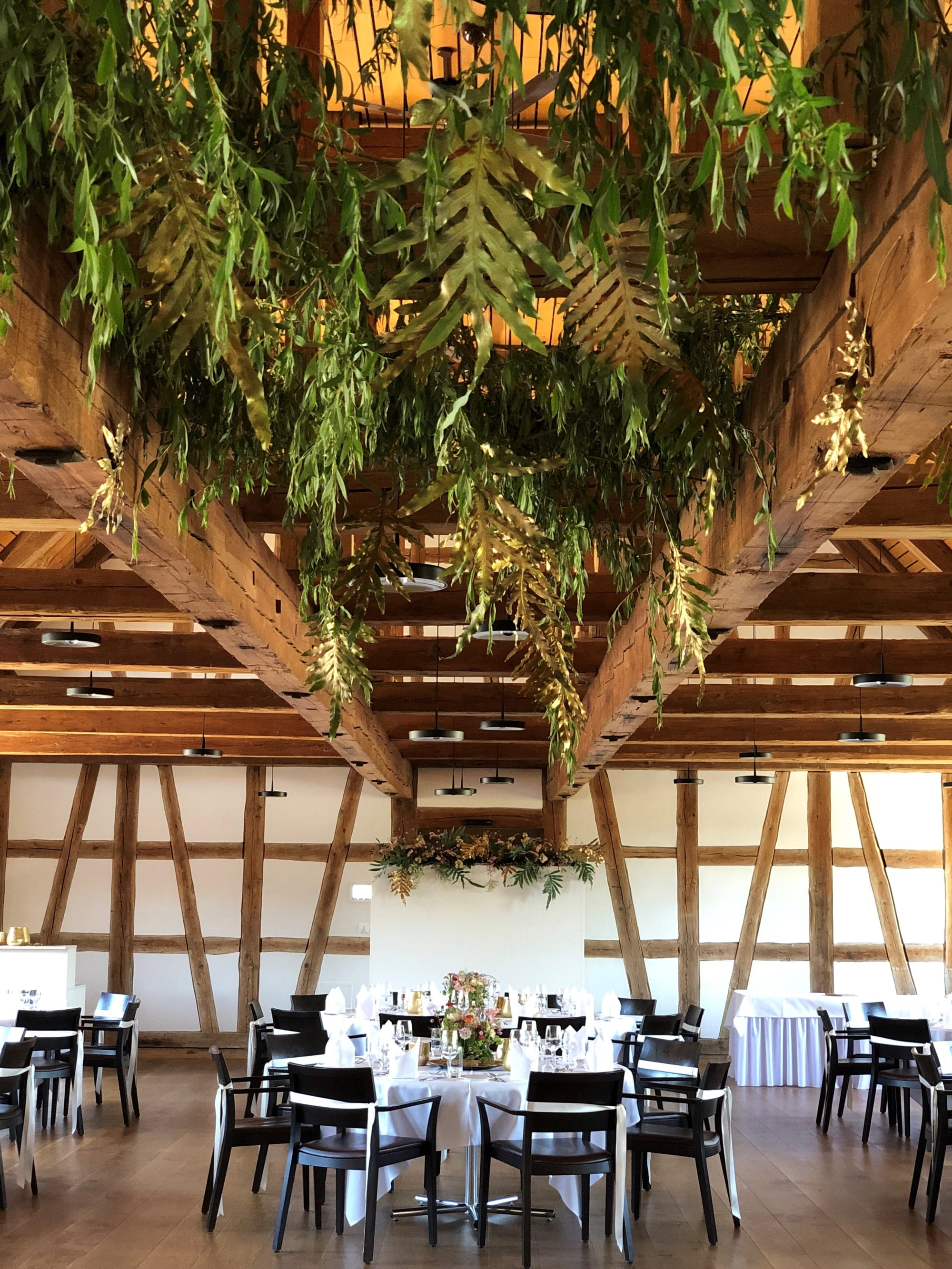 Grün geschmückte bereit für ein Hochzeitsbankett