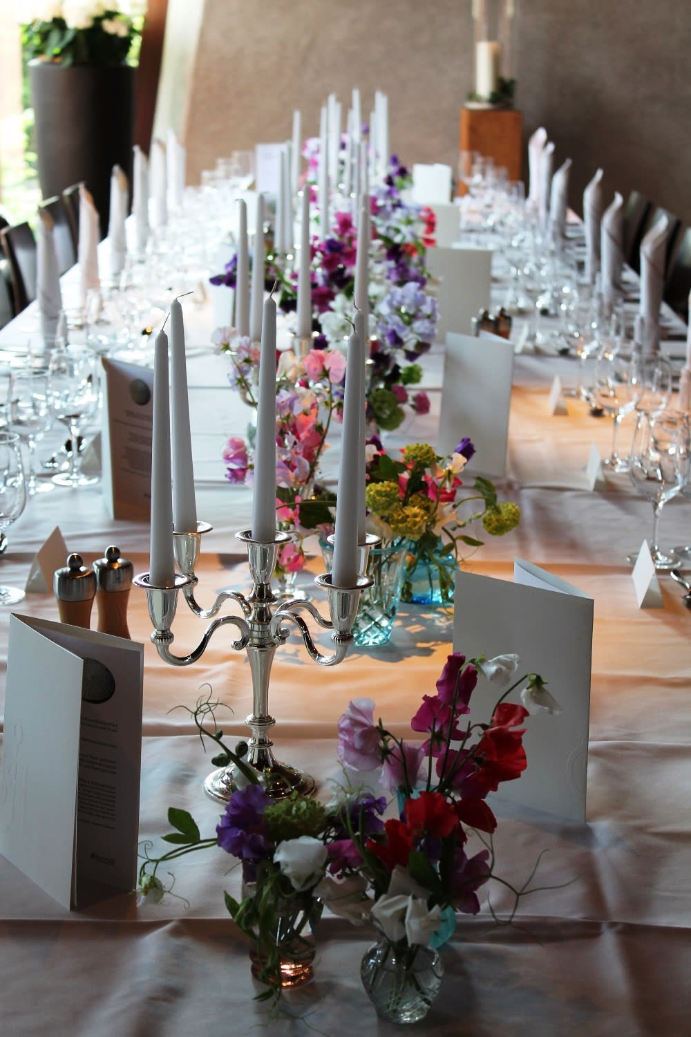 fröhlich-bunt dekorierte Tafel in der Pfisterei