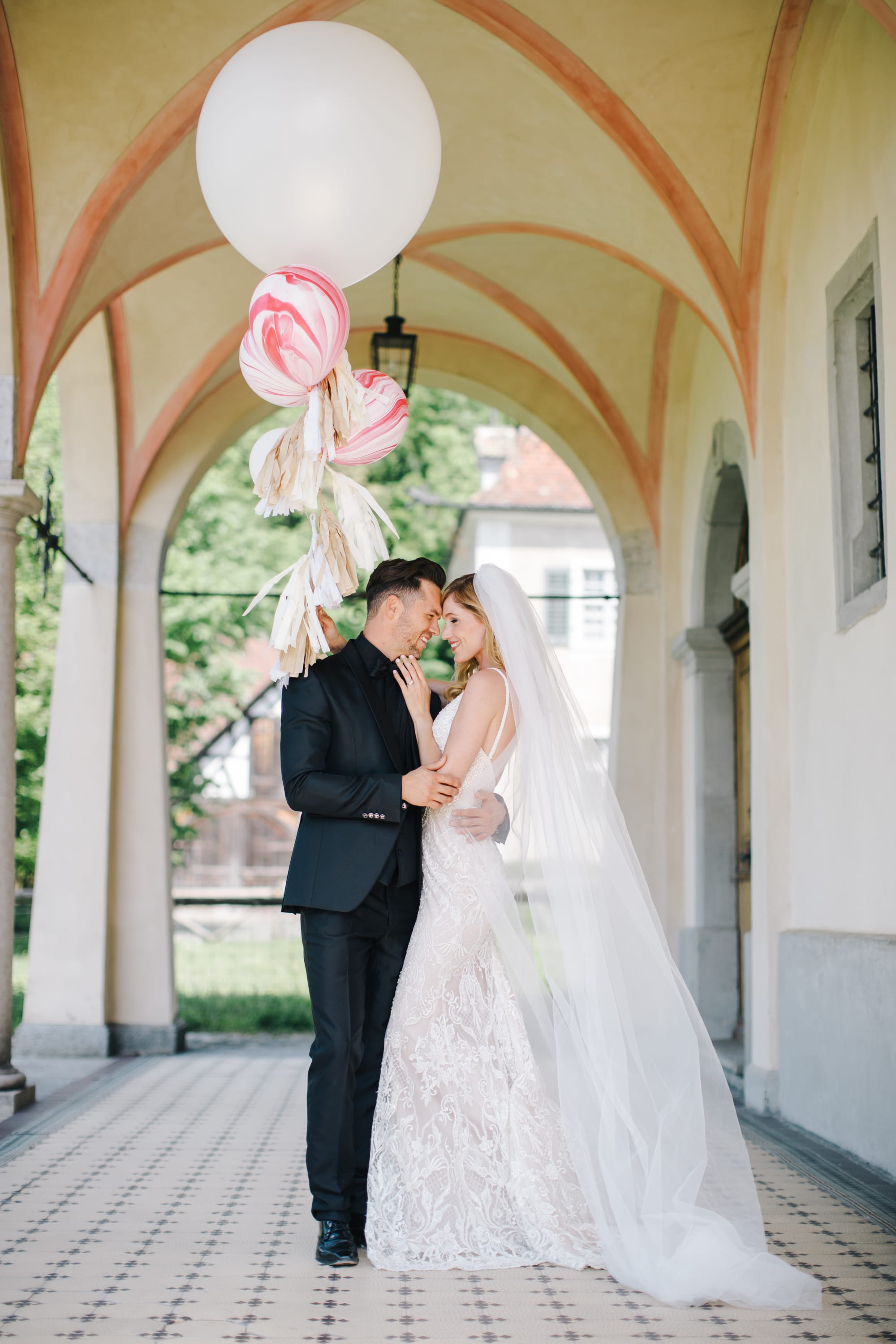 Brautpaar mit Ballonen