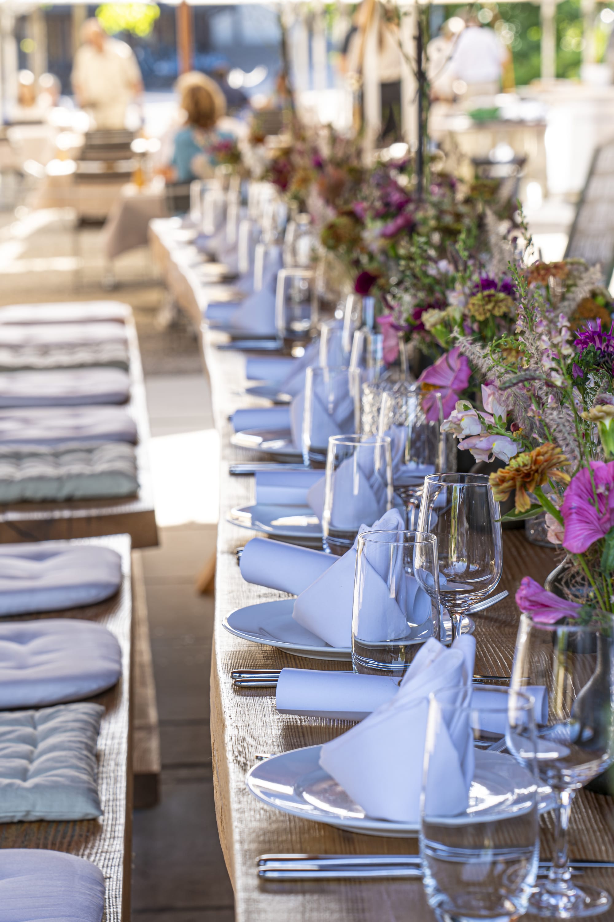 festlich gedeckter langer Tisch im Freien