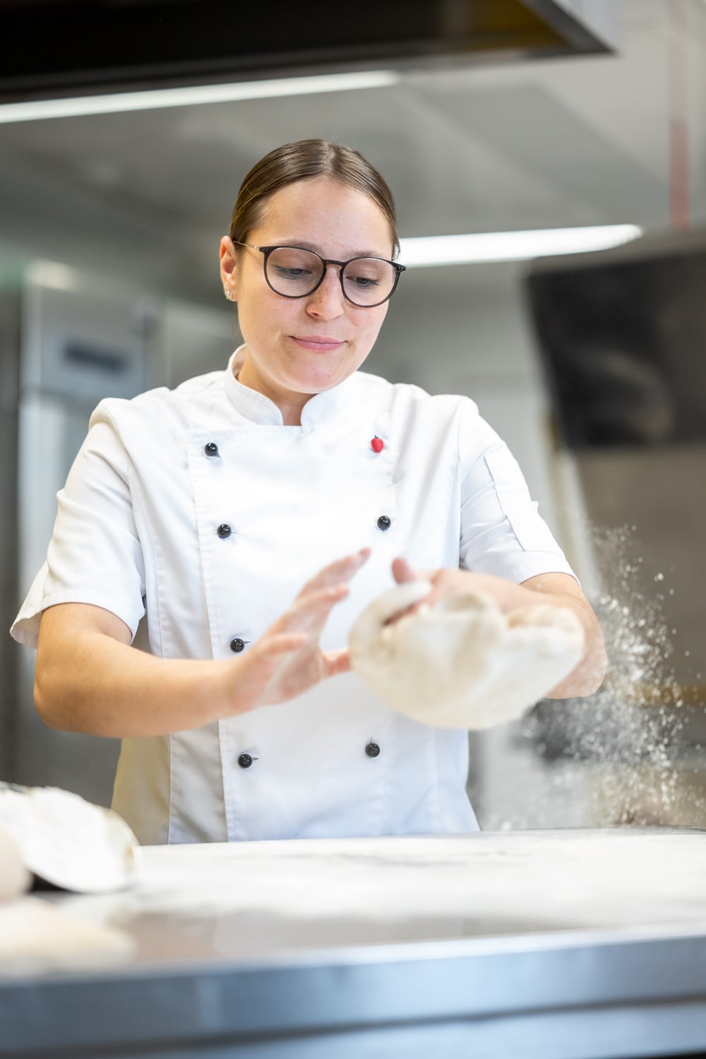 Bäckerin am Brot machen