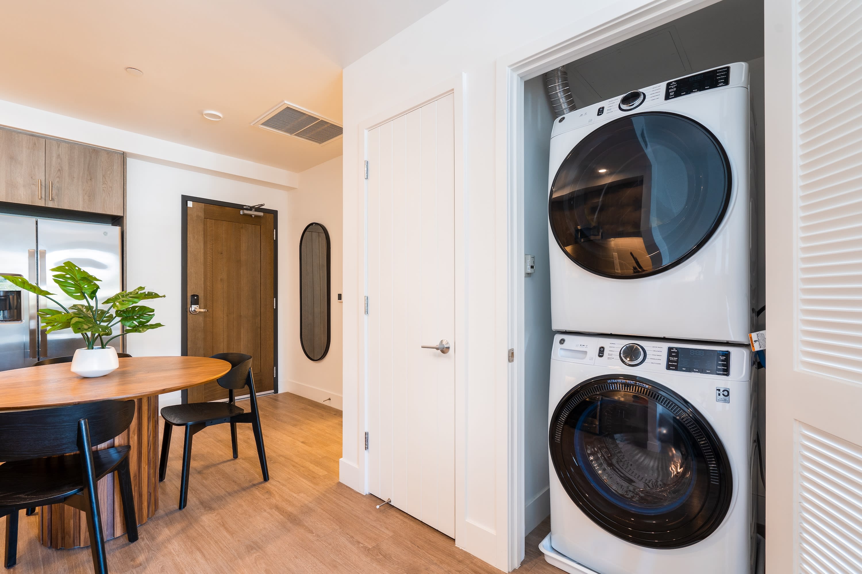 1 Bedroom | King | Caltrain Facing