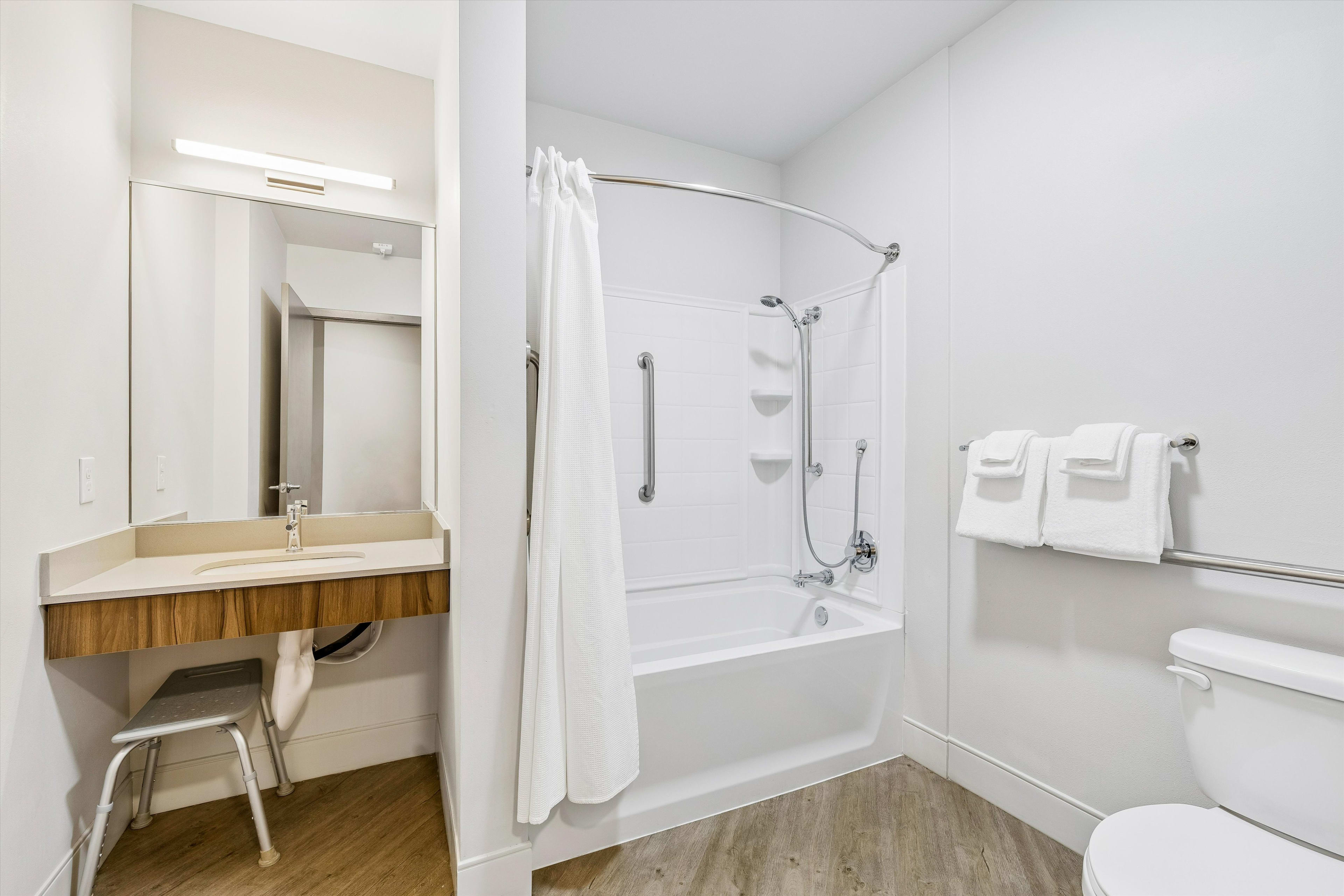 Accessible 1 Bedroom | Queen