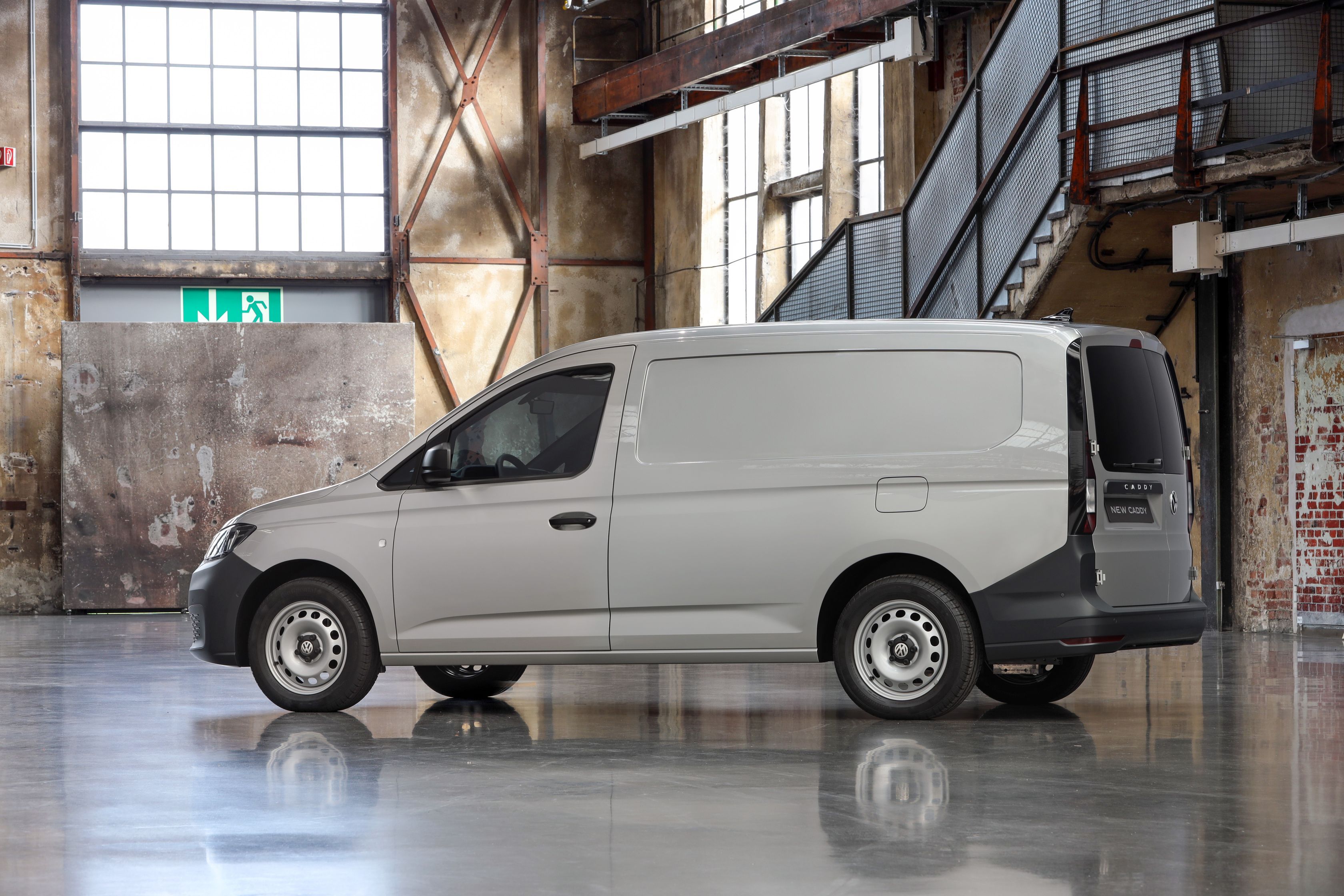 VW Caddy Maxi van set fra siden