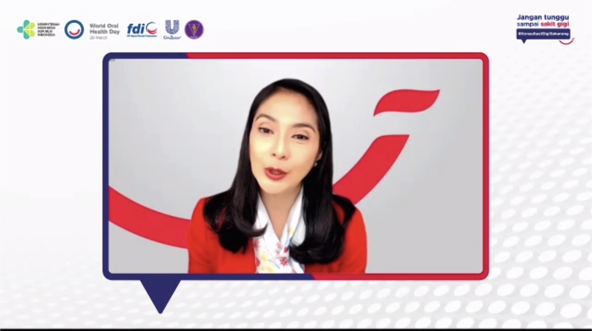 Maudy Koesnaedi menyampaikan pengalamannya tentang masalah gigi dan mulut