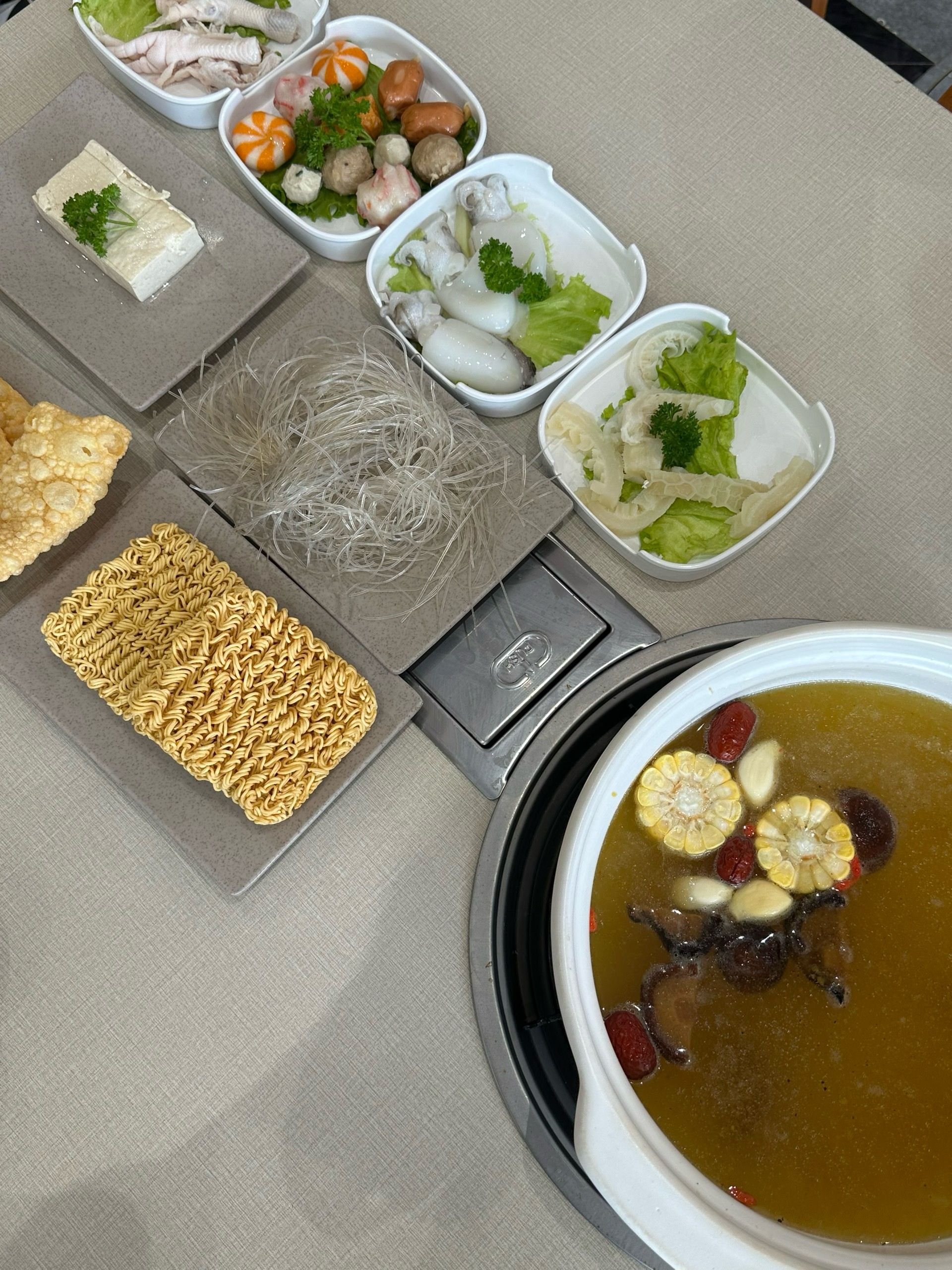 Buffet lẩu nấm, tên vậy thôi chứ có thịt đủ loại&nbsp;