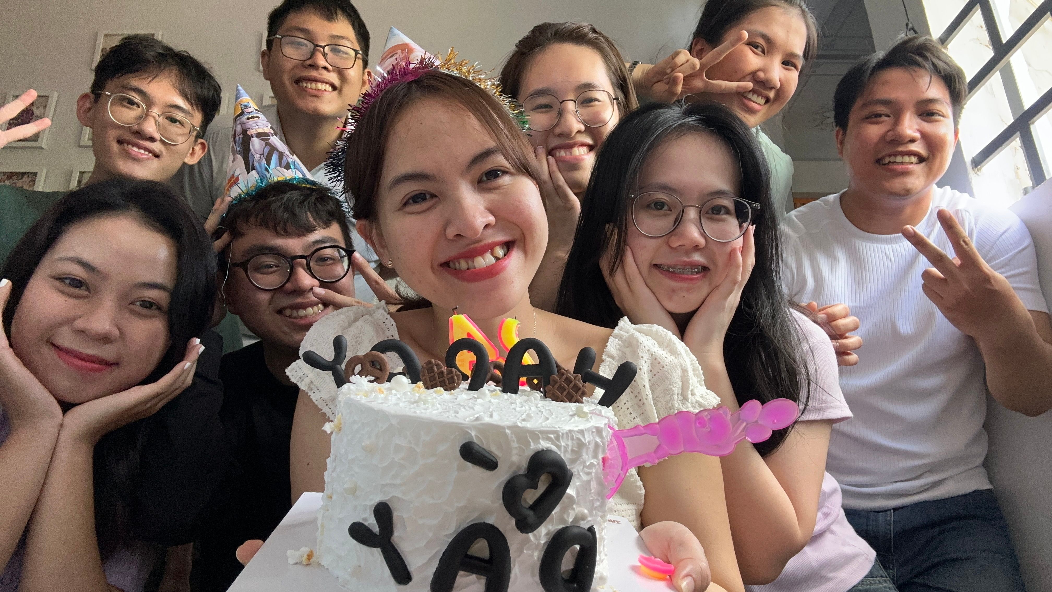 Đi lại nhà bạn, xong cũng nhân tiện ăn mừng sinh nhật 2 bạn sinh nhật tháng 1 và 2 nè.