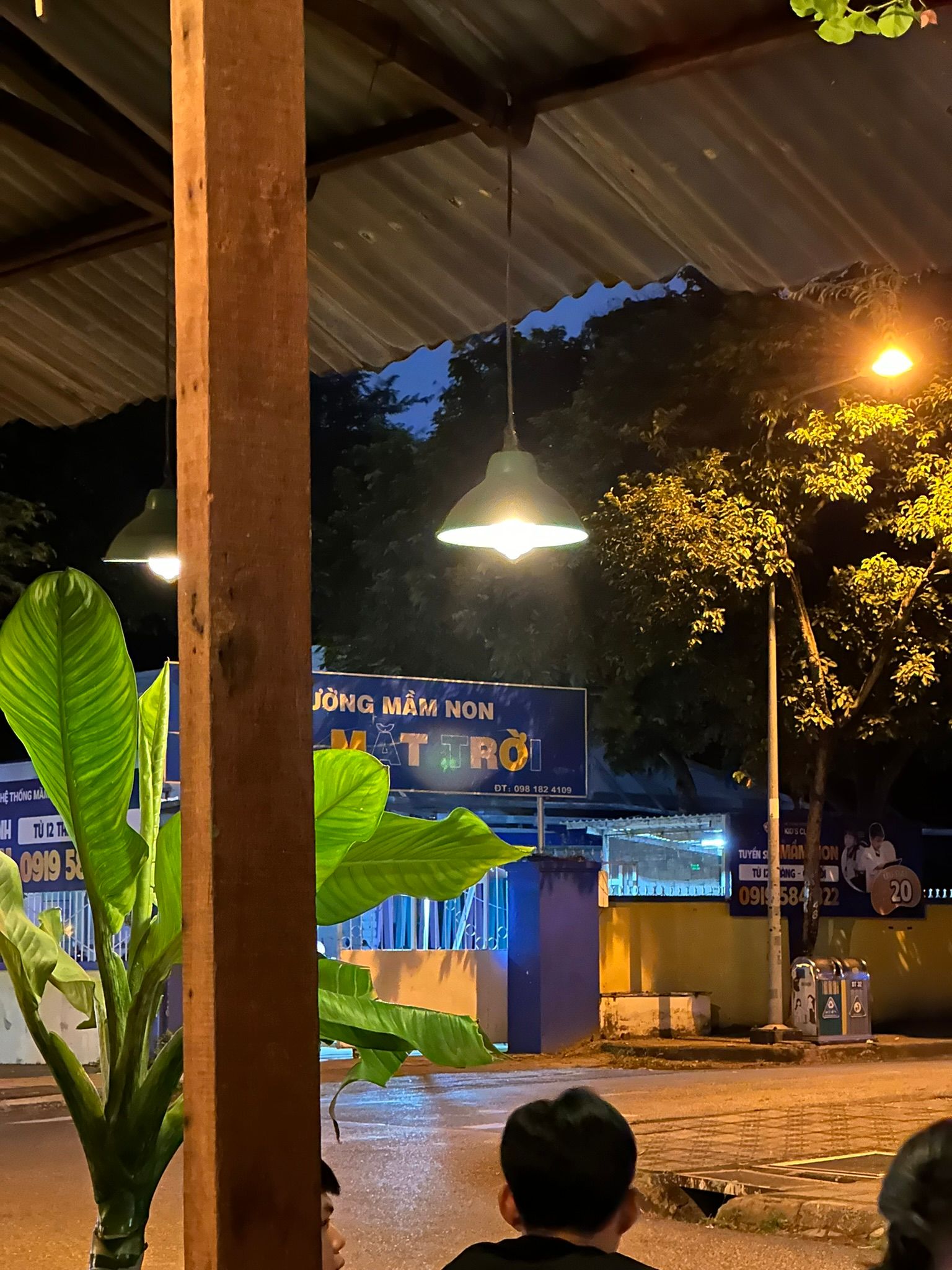Trường Mầm Non Hoa Mặt Trời nằm đối diện luôn, chỗ gửi xe khi bạn uống cà phê Dome vào ban đêm.