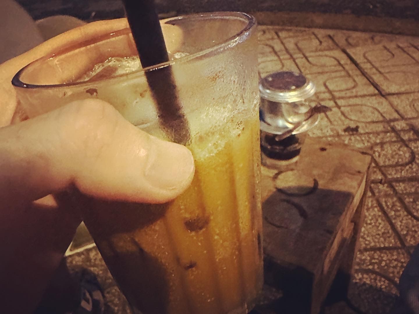 Ly phía sau là cà phê sữa nóng nhen.