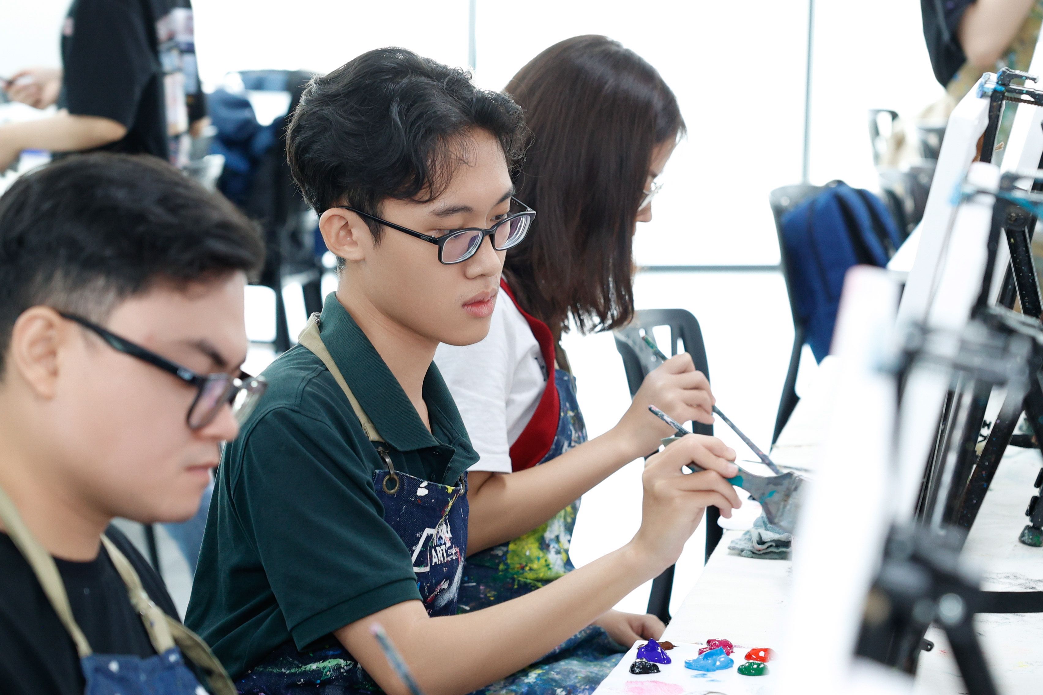 Lần đầu tham gia workshop vẽ tranh. Hồi xưa thi vẽ mà bỏ lâu dữ lắm rồi, coi như làm lại từ đầu