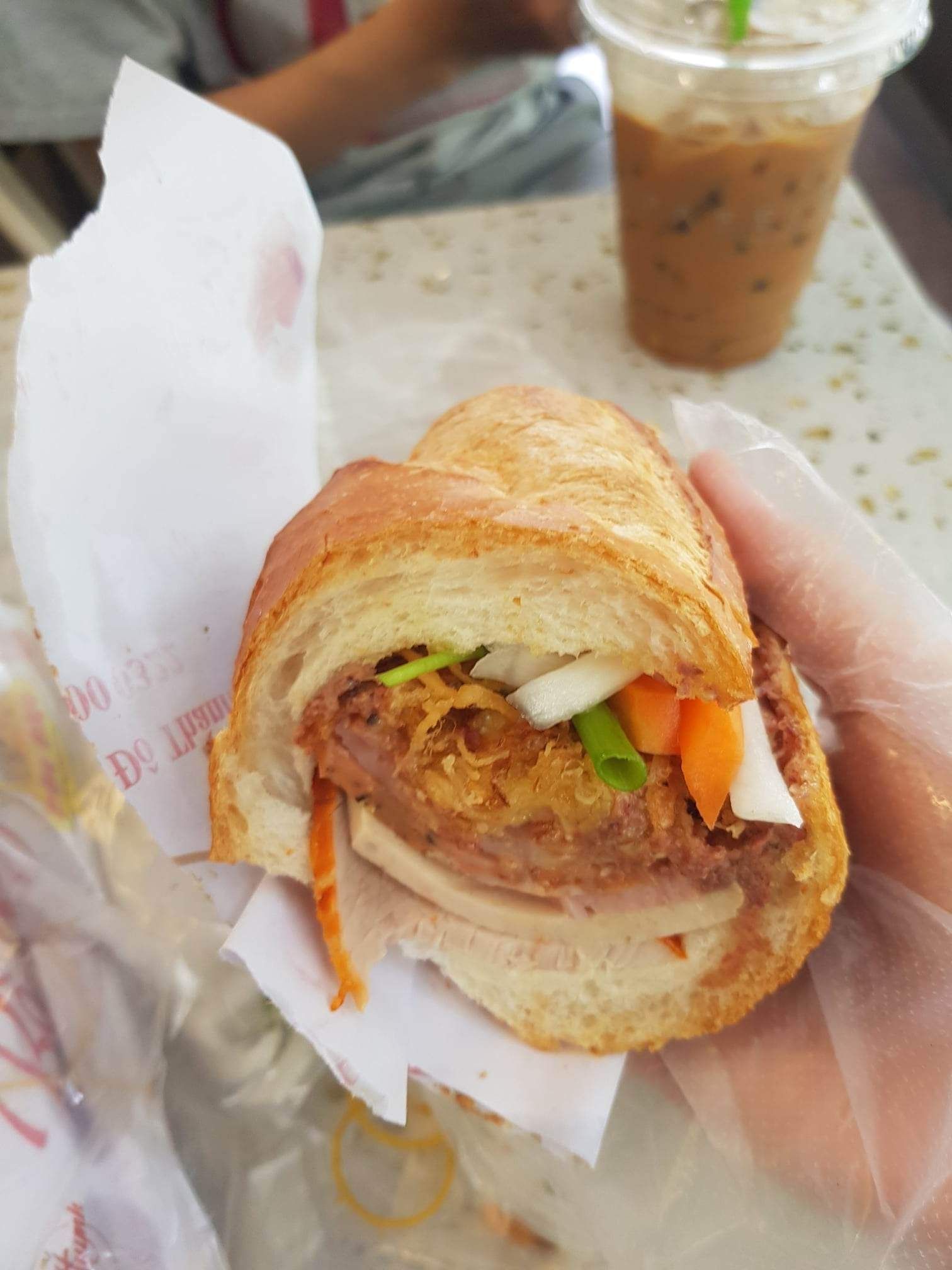 Lần đầu ăn bánh mì Bà Huynh