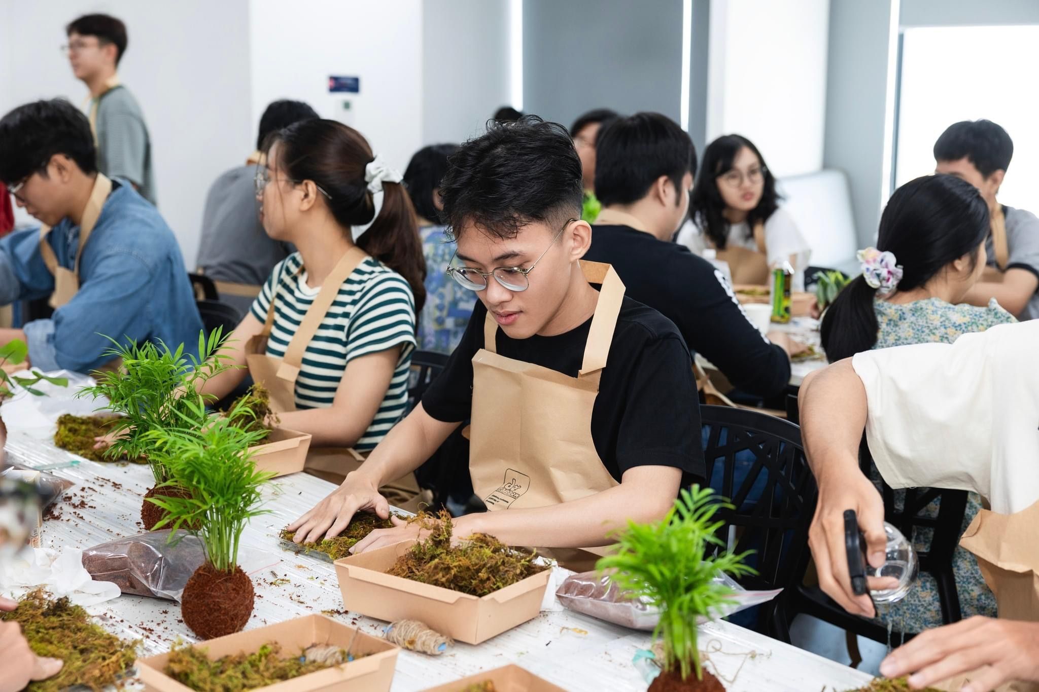Này là làm cái bao bằng mùn rồi quấn lại bên ngoài cái cục tròn nè