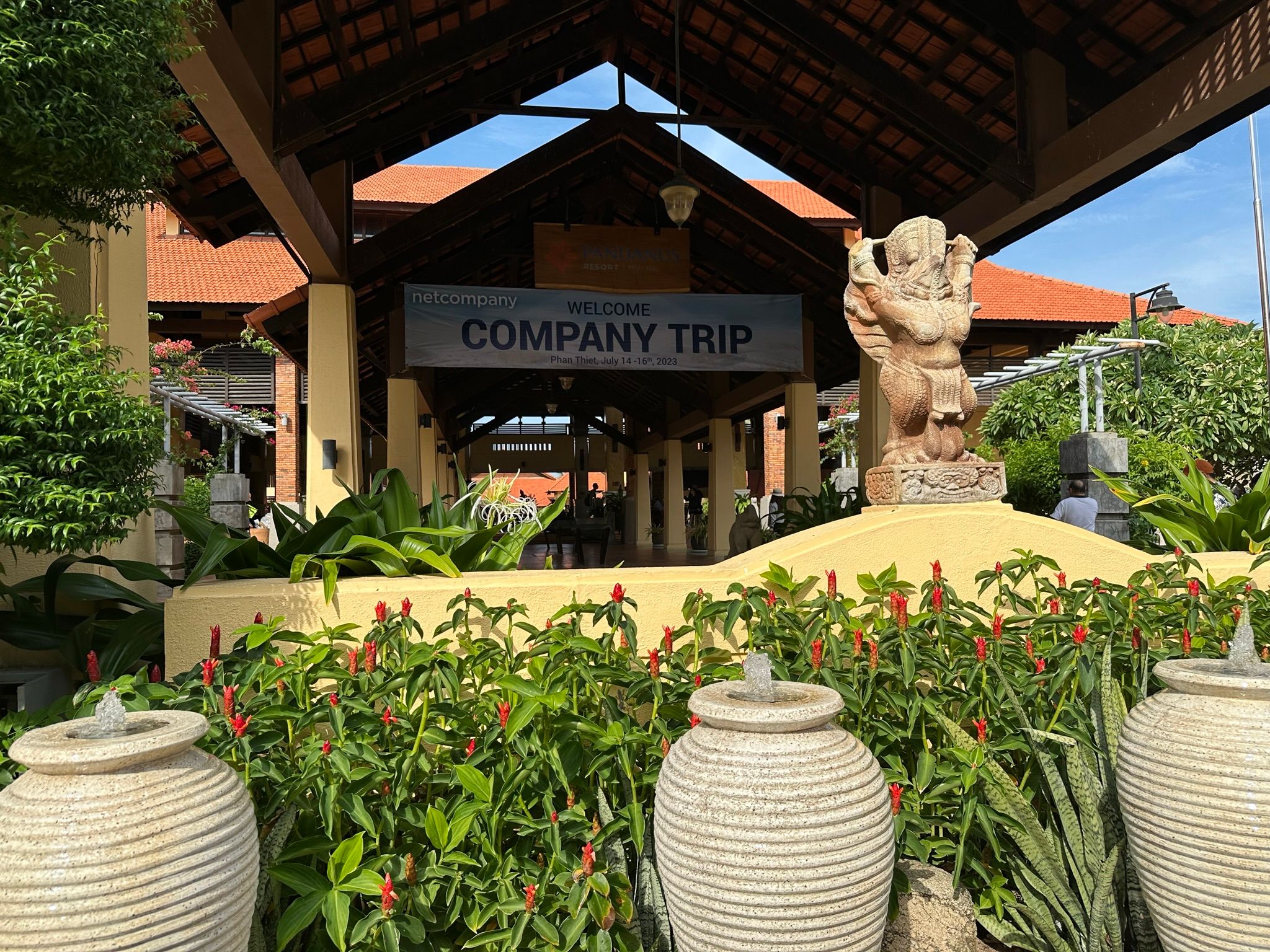 Băng rôn chào mừng, hình như thầu cũng 1 phần bự resort.