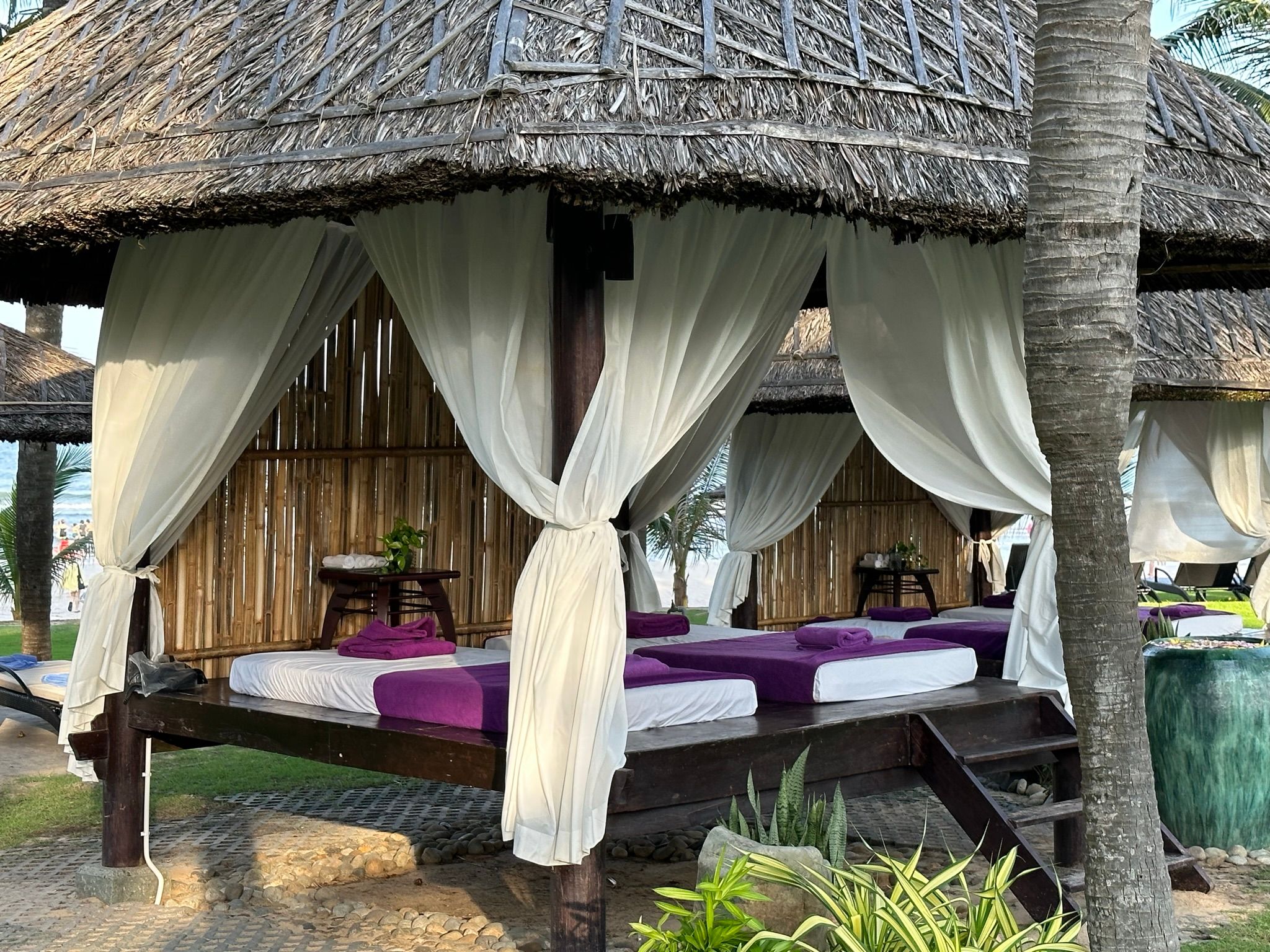 "Chồi" massage nằm ngay giữa resort, cũng gần biển, hổng thấy có hoạt động chắc do cty mình thầu chỗ này mà chưa có ai chi tiền ra massage kiểu này quá&nbsp;
