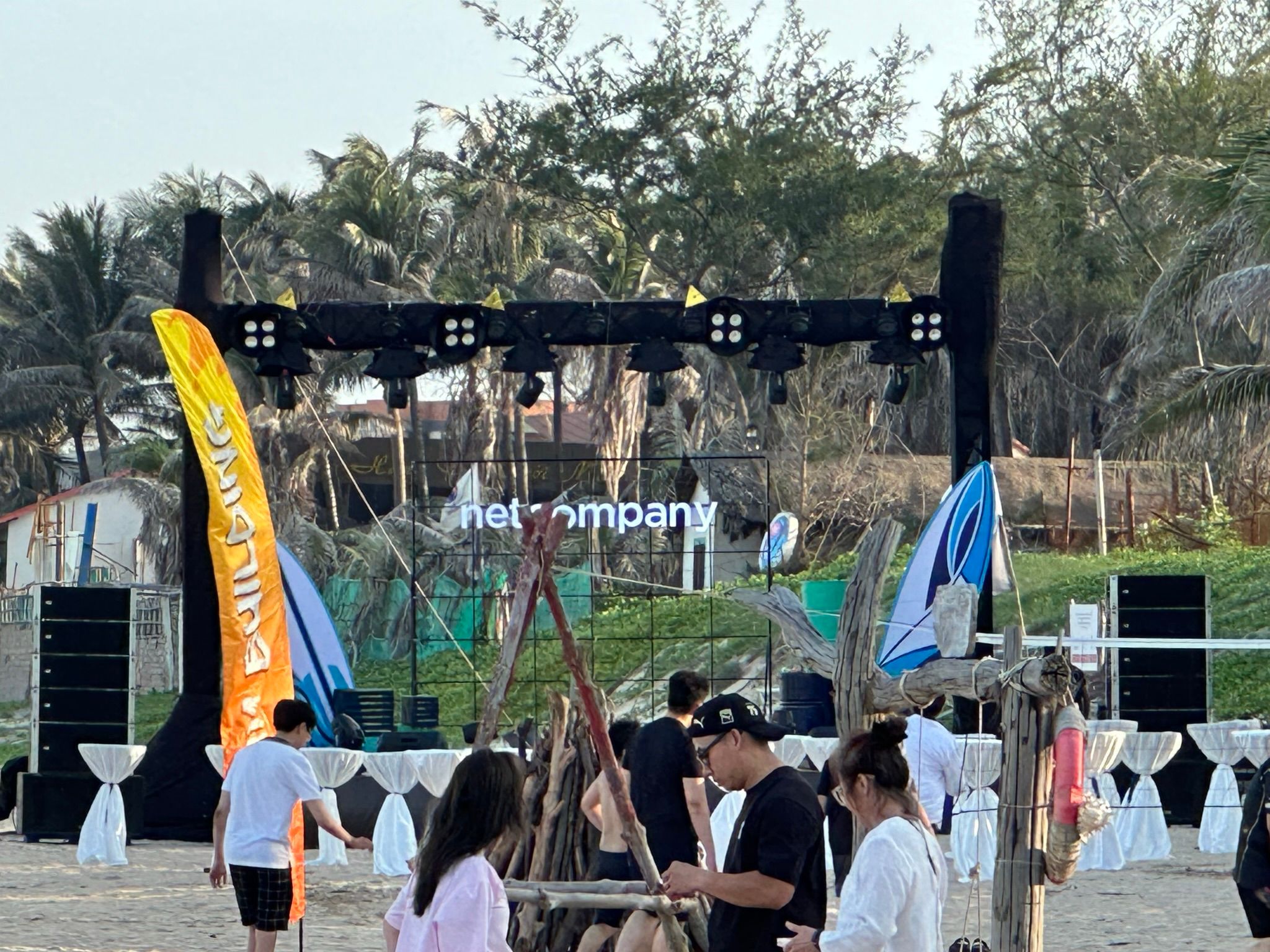 Chuẩn bị cho event ngoài bãi biển tối hôm đó