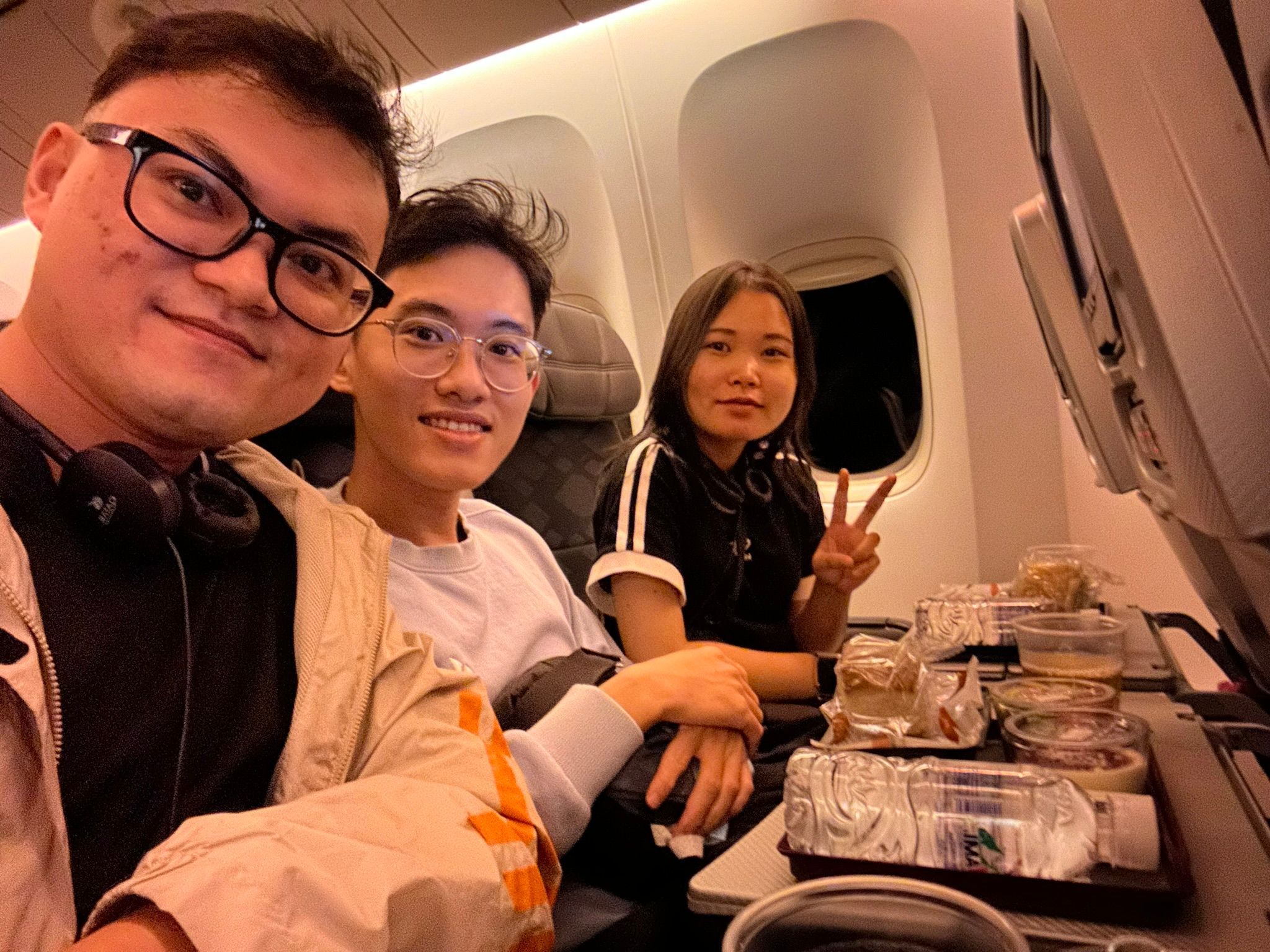 Mình và 2 anh/chị trong công ty đi chung đợt này