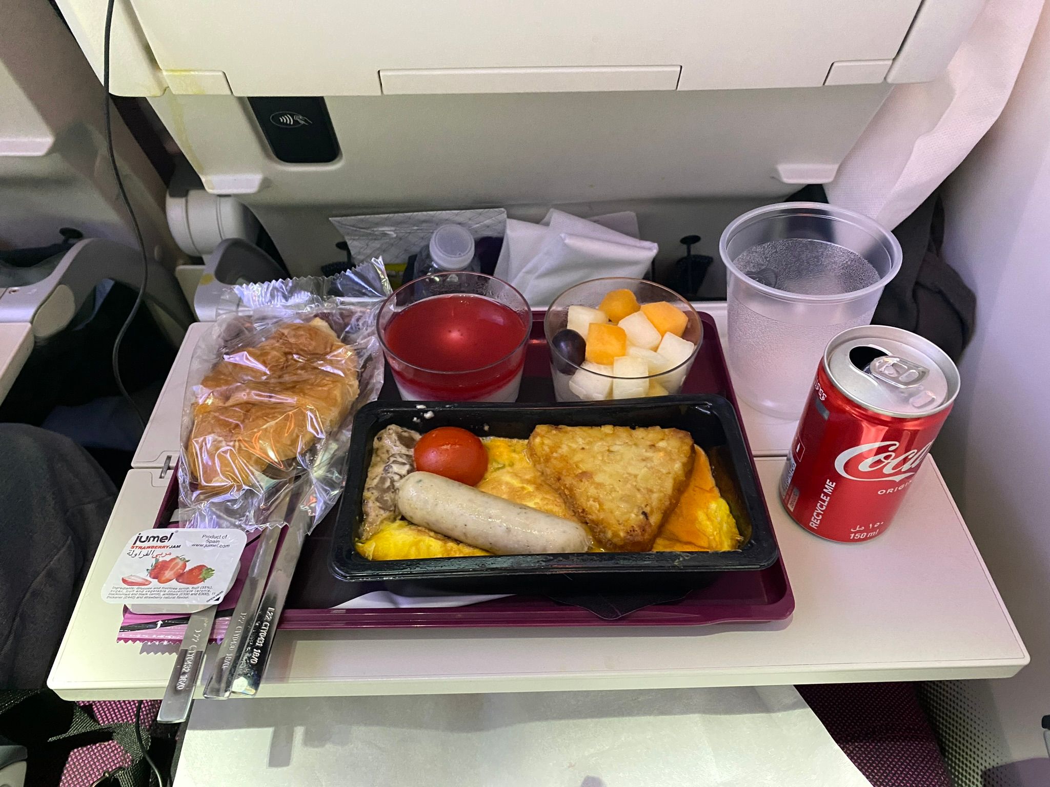 Mở banh ra là nó ntn nè mn, lon coca nhỏ nhỏ xinh xinh hen.